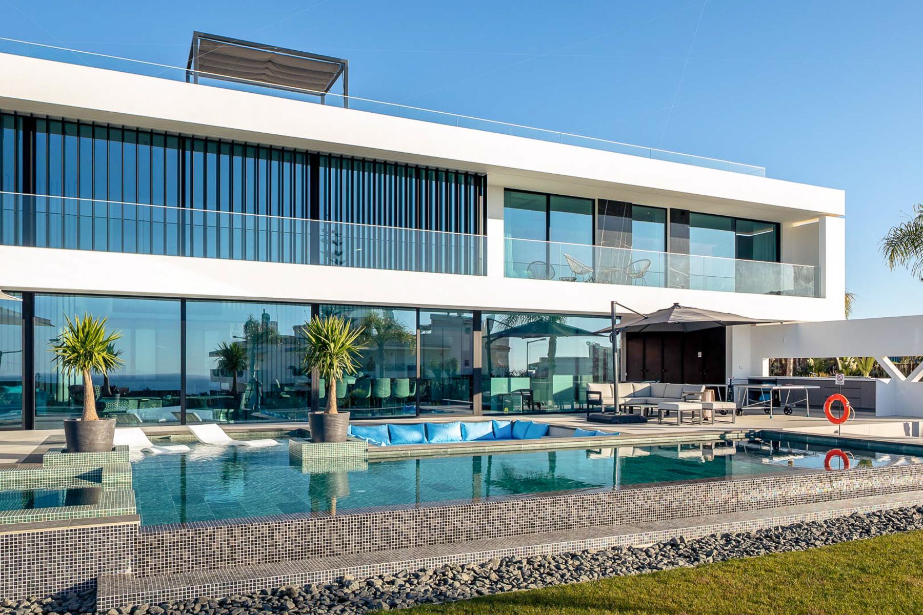 Villa Dourada Carvoeiro Lagoa: 5-Bedroom Beachfront Villa with Infinity Pool and Sea Views