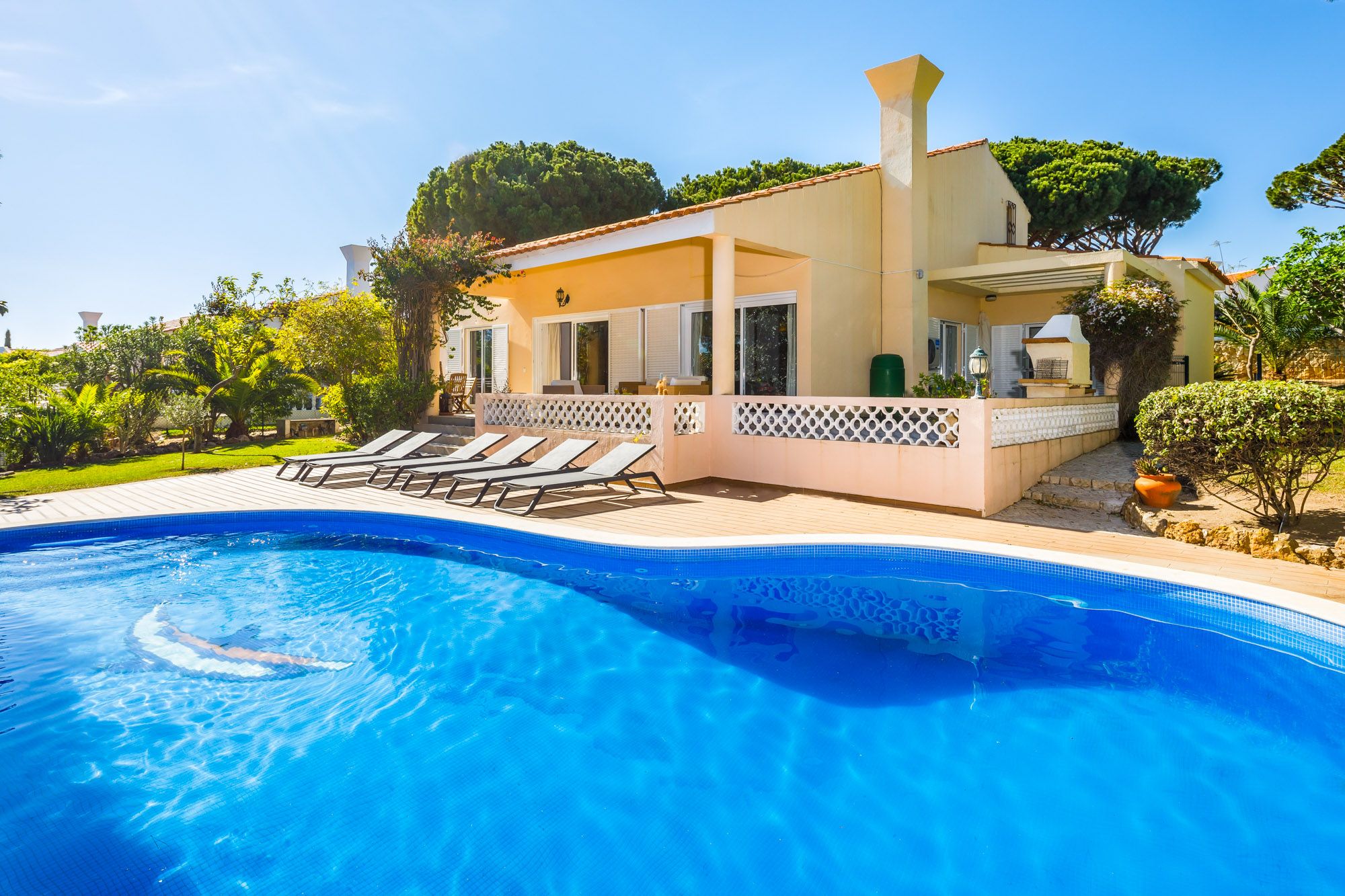 Villa Dourada Garrão Lobo: 4-Bedroom Villa with Heated Pool, Spa & Tennis in Vale do Lo