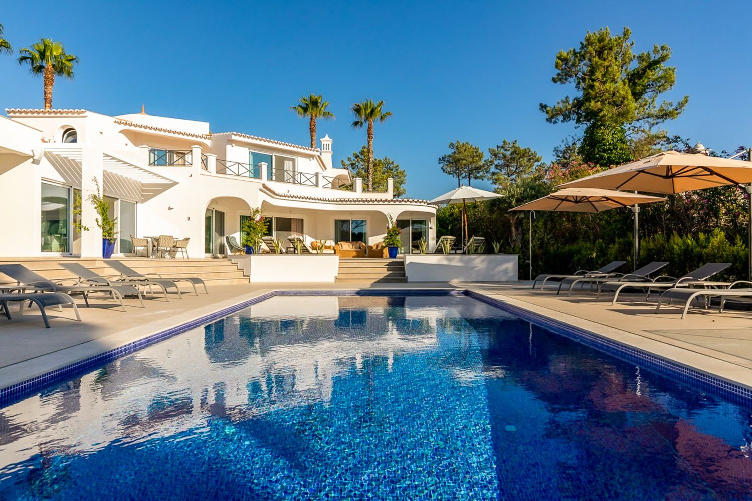 Villa Dourada Garrão QuintadoLago: 5-Bedroom Golf-View Villa with Heated Infinity Pool in Quint