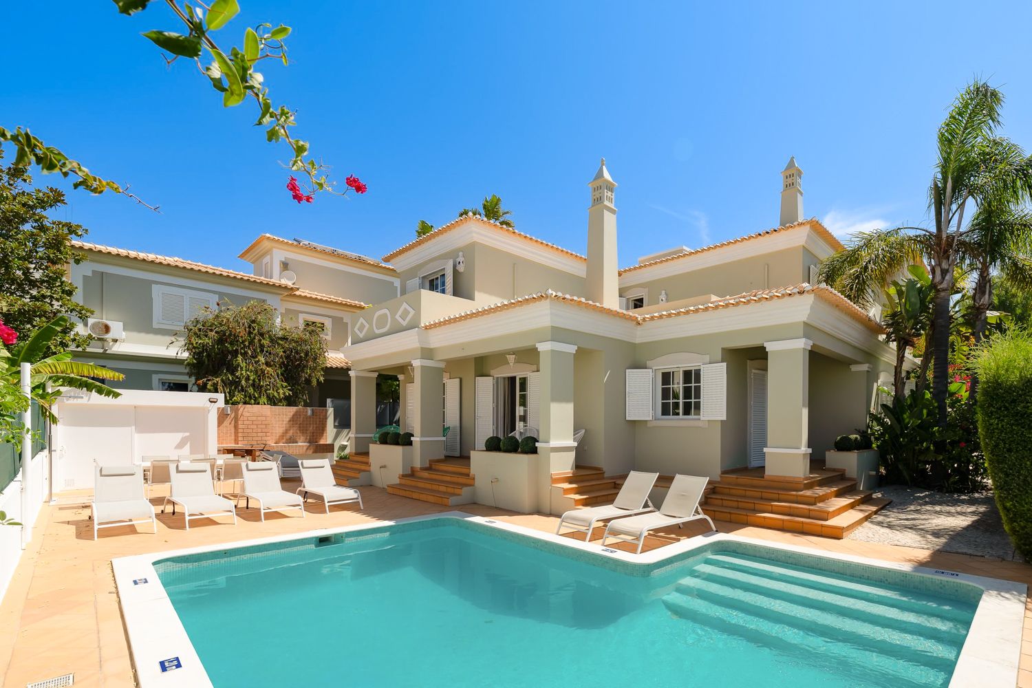 Villa Dourada Oura Albufeira: 4-Bedroom Villa with Heated Pool & Spa in Albufeira, Portuga