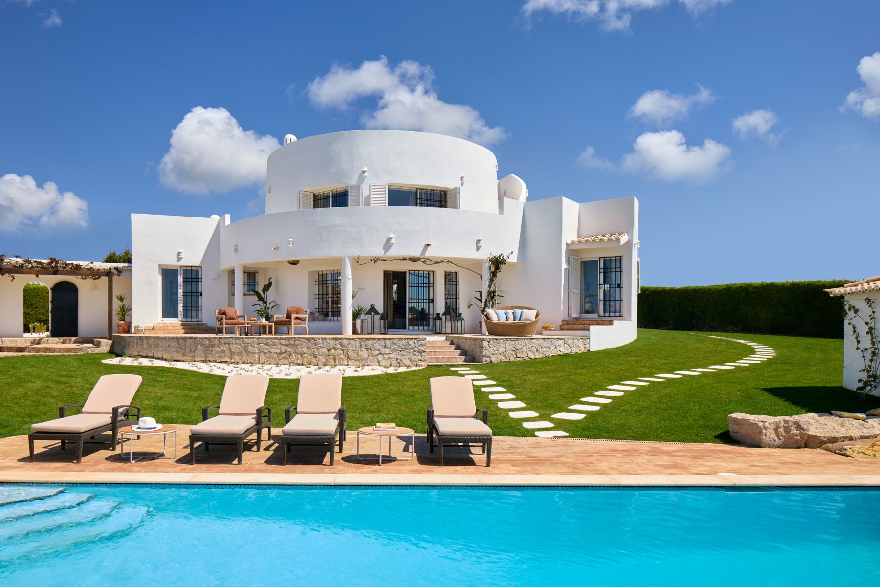 Villa Dourada Oura Albufeira: 2-Bedroom Converted Windmill with Heated Pool & Vineyard Vie