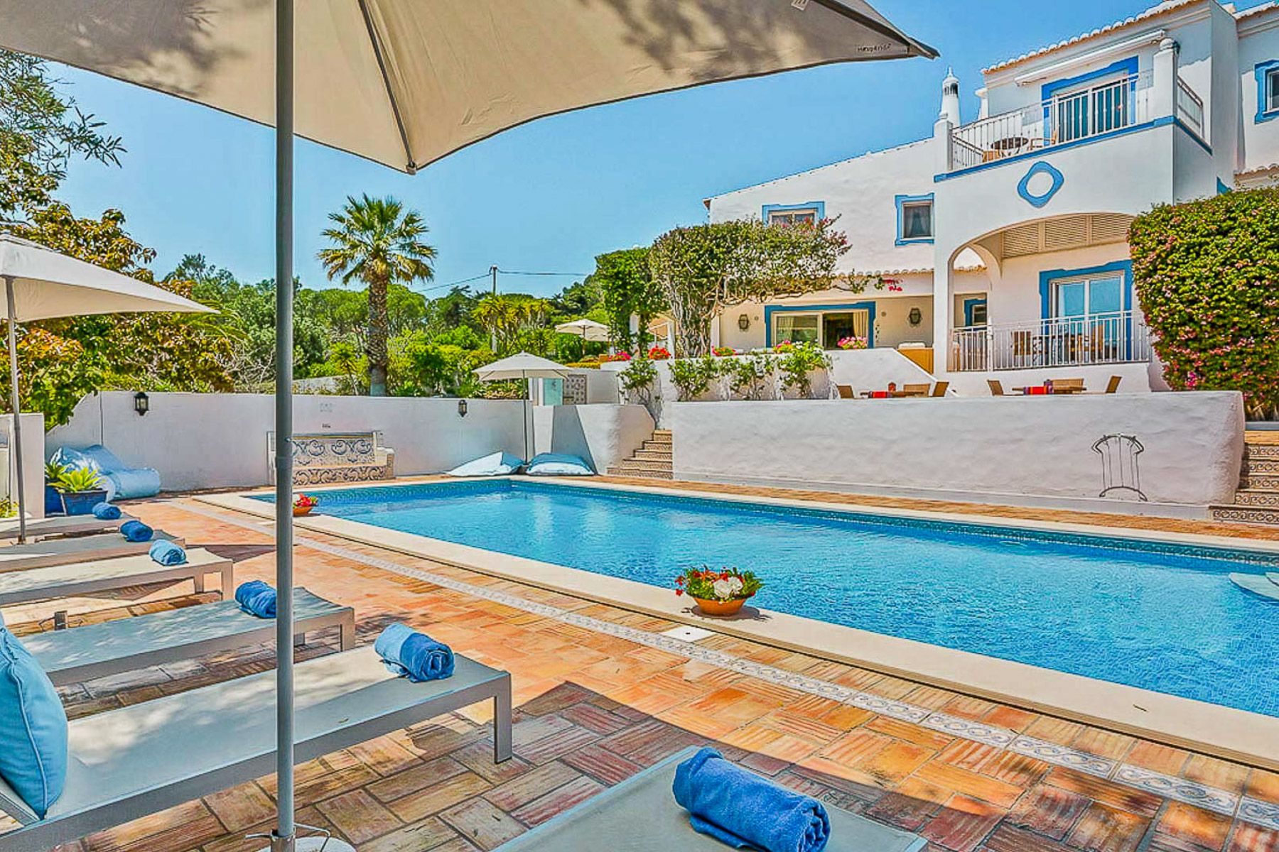 Villa Dourada Pinhão Lagos: 10-Bedroom Seaview Estate with Tennis Court and Spa in Lagos