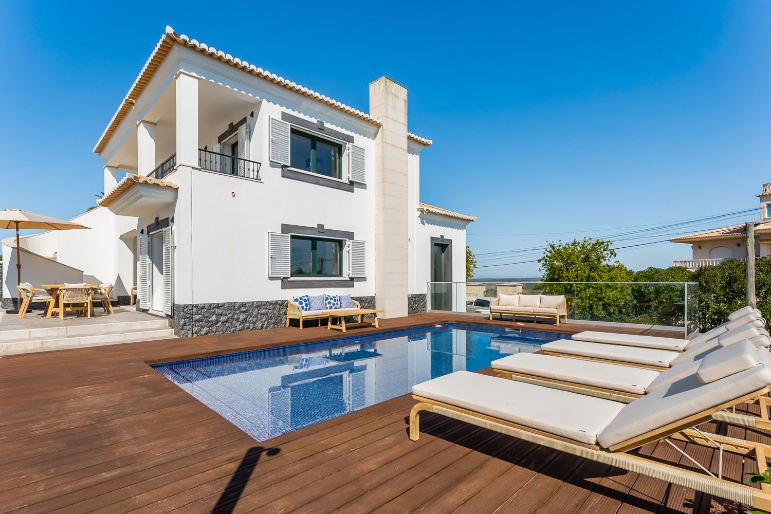 Villa Dourada Rocha Lagos: 4-Bedroom Villa with Spa & Pool Steps from the Beach in Prai