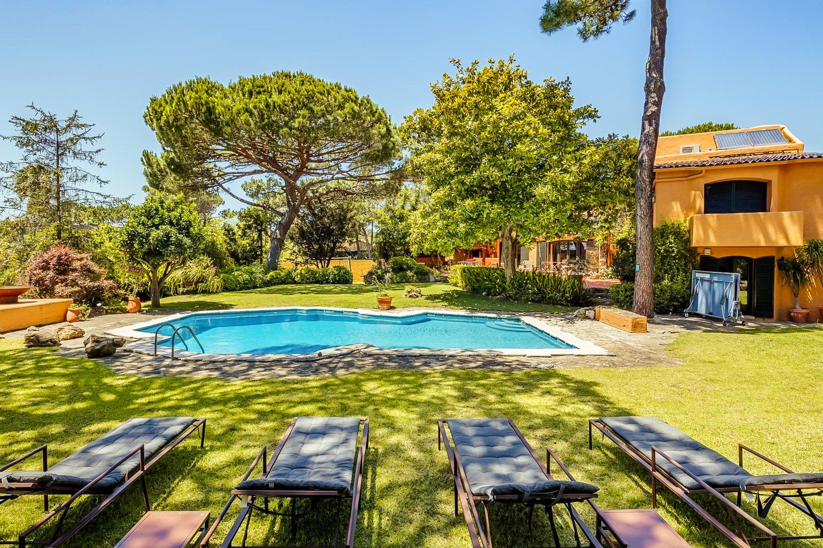 Villa Dourado Guincho Cascais: 6-Bedroom Estate with Pool House & Spa in Quinta da Marinha,
