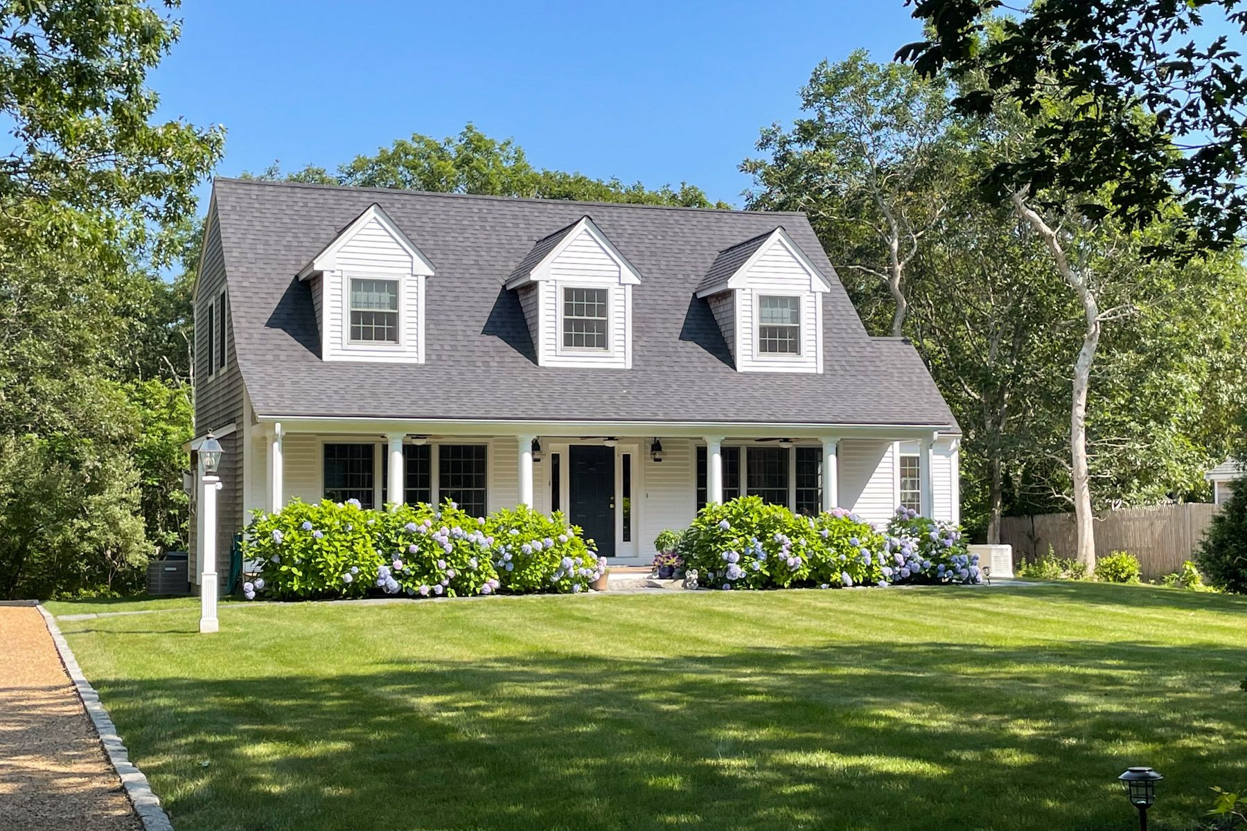 Villa Driftwood Katama Vineyard: 3-Bedroom Beachside Retreat with Spa and Fireplace in Martha