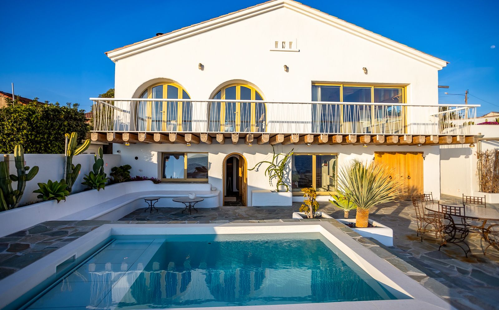 Villa Écume Almanarre Hyères: 3-Bedroom Seafront Villa with Heated Pool and Sea Views in H