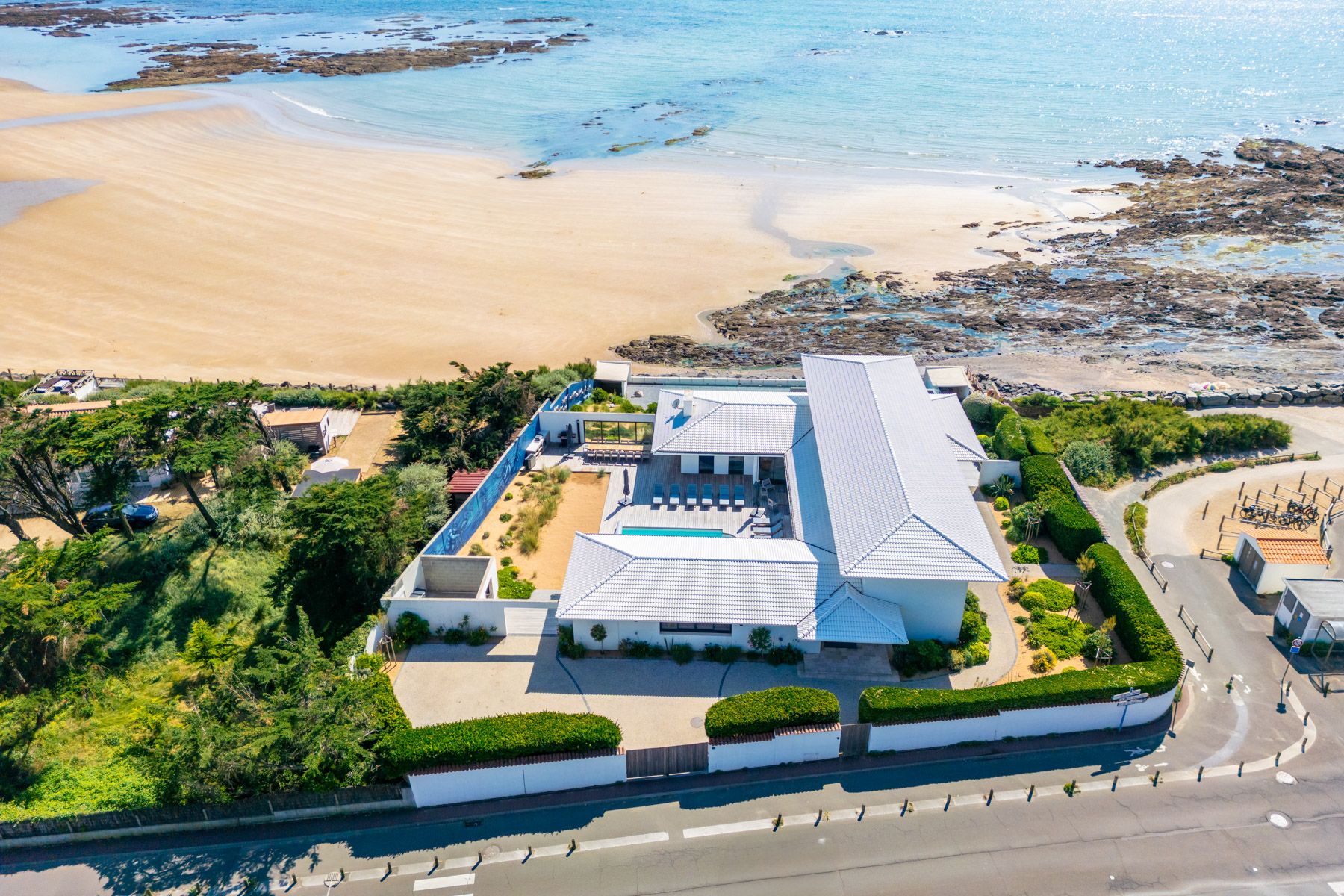 Villa Écume Parée Bretignolles: 6-Bedroom Beachfront Villa with Heated Pool and Sea Views in