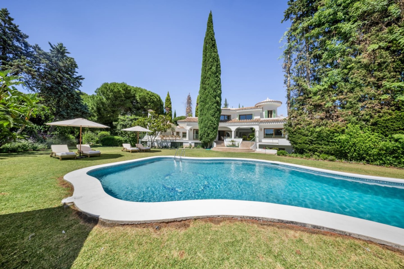 Villa Esmeralda Alameda Elviria: Luxury 6-Bedroom Villa with Private Pool and Tennis Court, Marbella