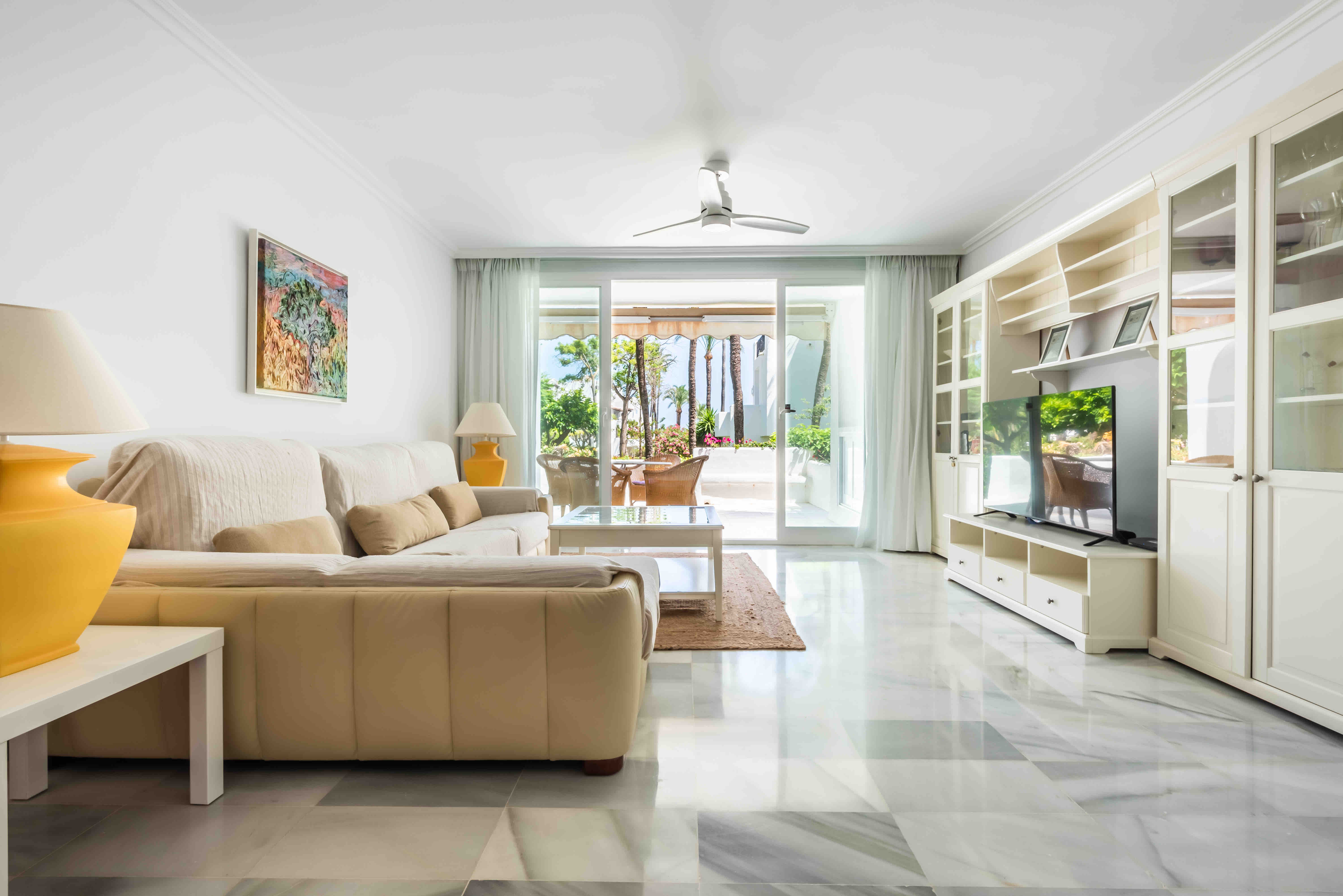 Villa Esmeralda Cancelada Estepona: Charming 2-Bedroom Apartment Rental with Pool and Sea Views, Estepona
