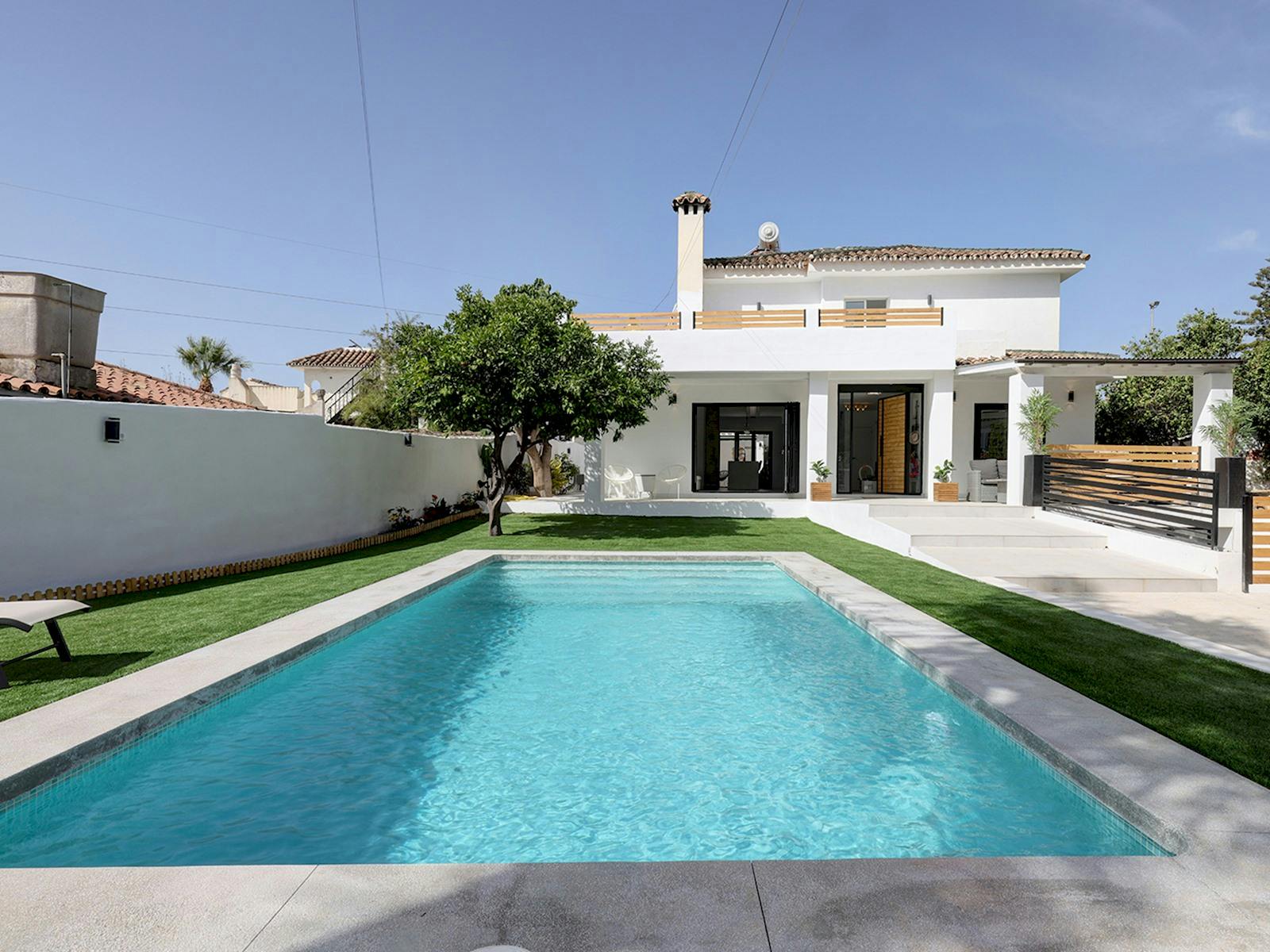 Villa Esmeralda Guadalmina Marbella: Luxury 6-Bedroom Villa with Pool and Sea Views, Marbella