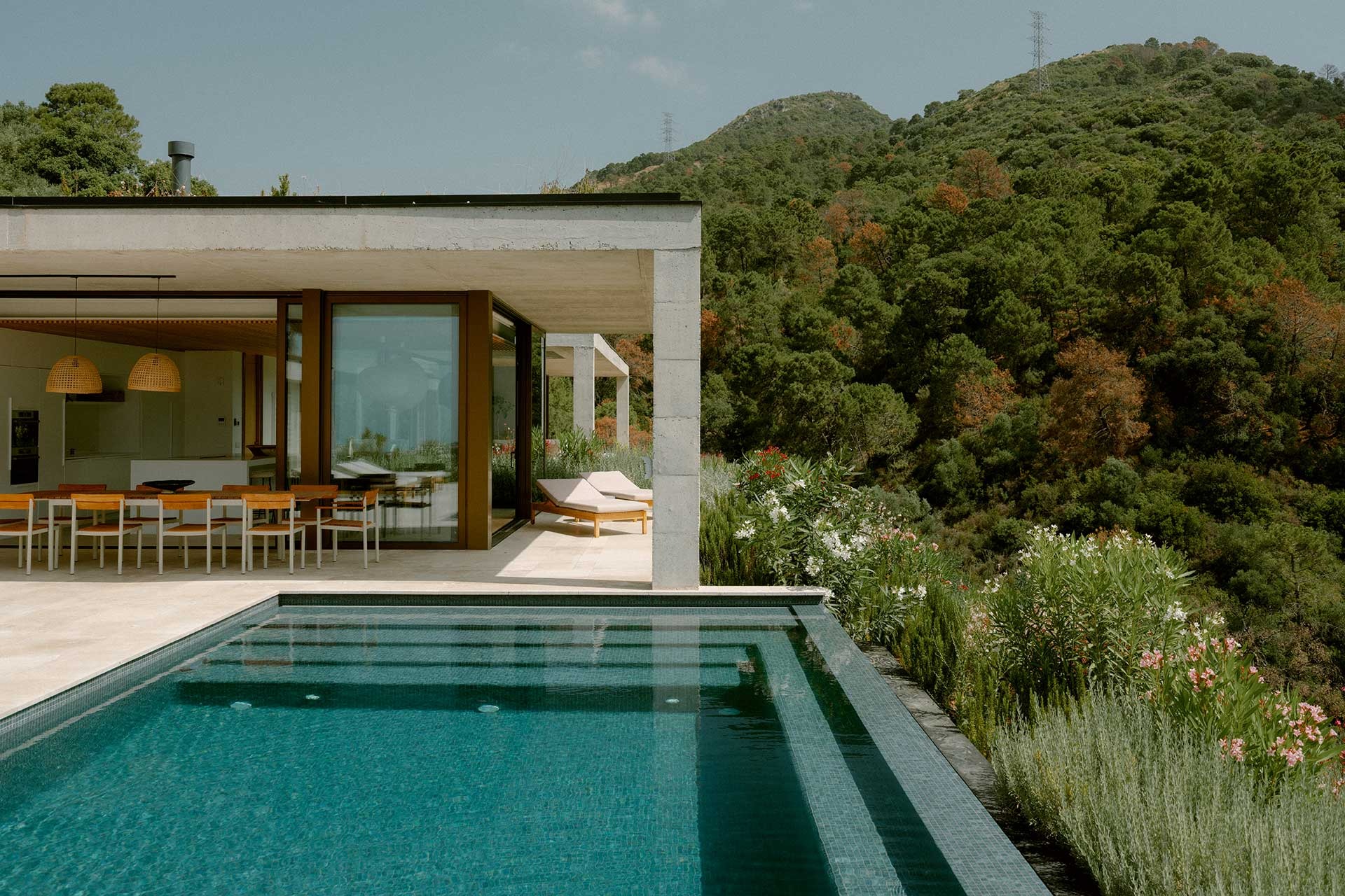Villa Esmeralda Guadalmina San Pedro: Luxury 5-Bedroom Villa with Infinity Pool and Spa, San Pedro de Alcántara