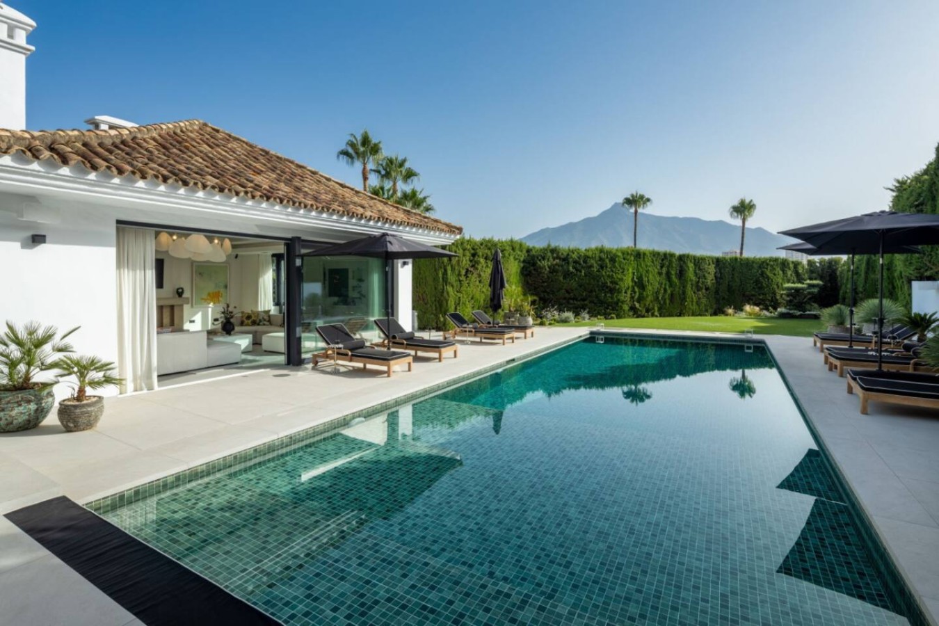 Villa Esmeralda Guadalobón San Pedro: Luxury 4-Bedroom Villa with Private Pool and Spa, San Pedro de Alcántara