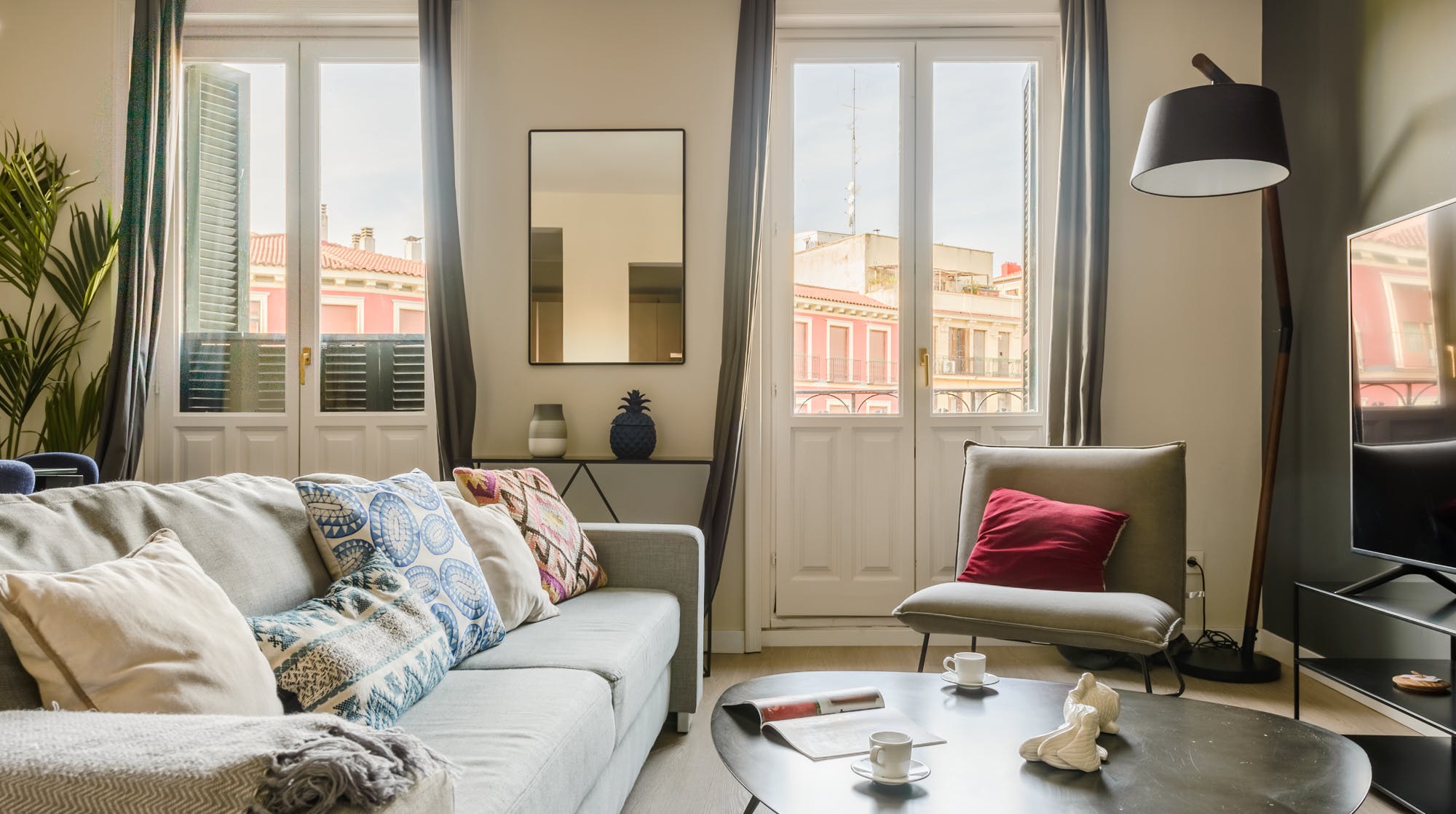 Villa Esmeralda Lavapiés Embajadores Madrid: Luxury 2-Bedroom Apartment with Spa and Air-Con in Lavapiés, Madrid