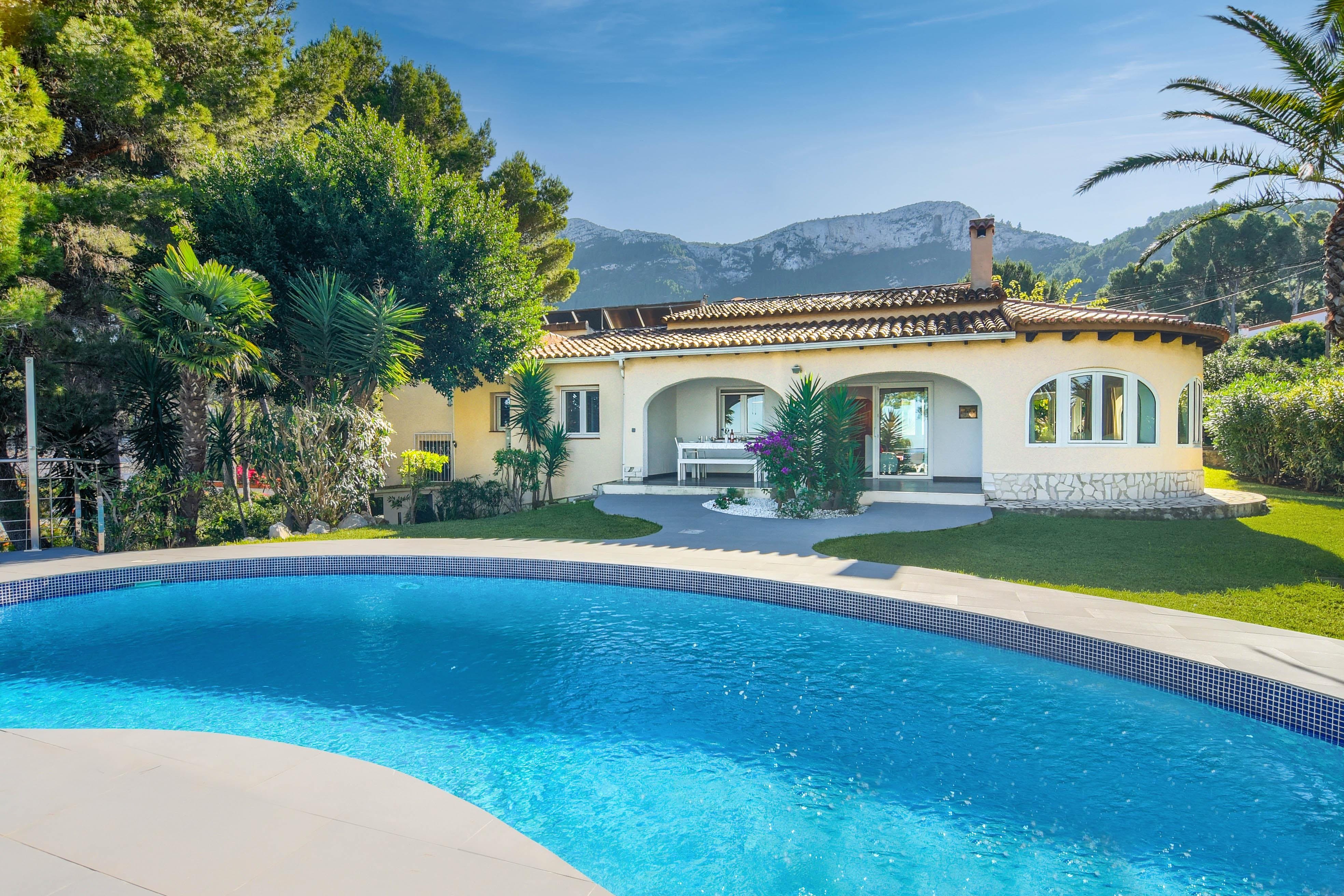 Villa Cierzo Les Rotes Dénia: Luxury 3-Bedroom Apartment with Private Pool and Sea Views, Dénia