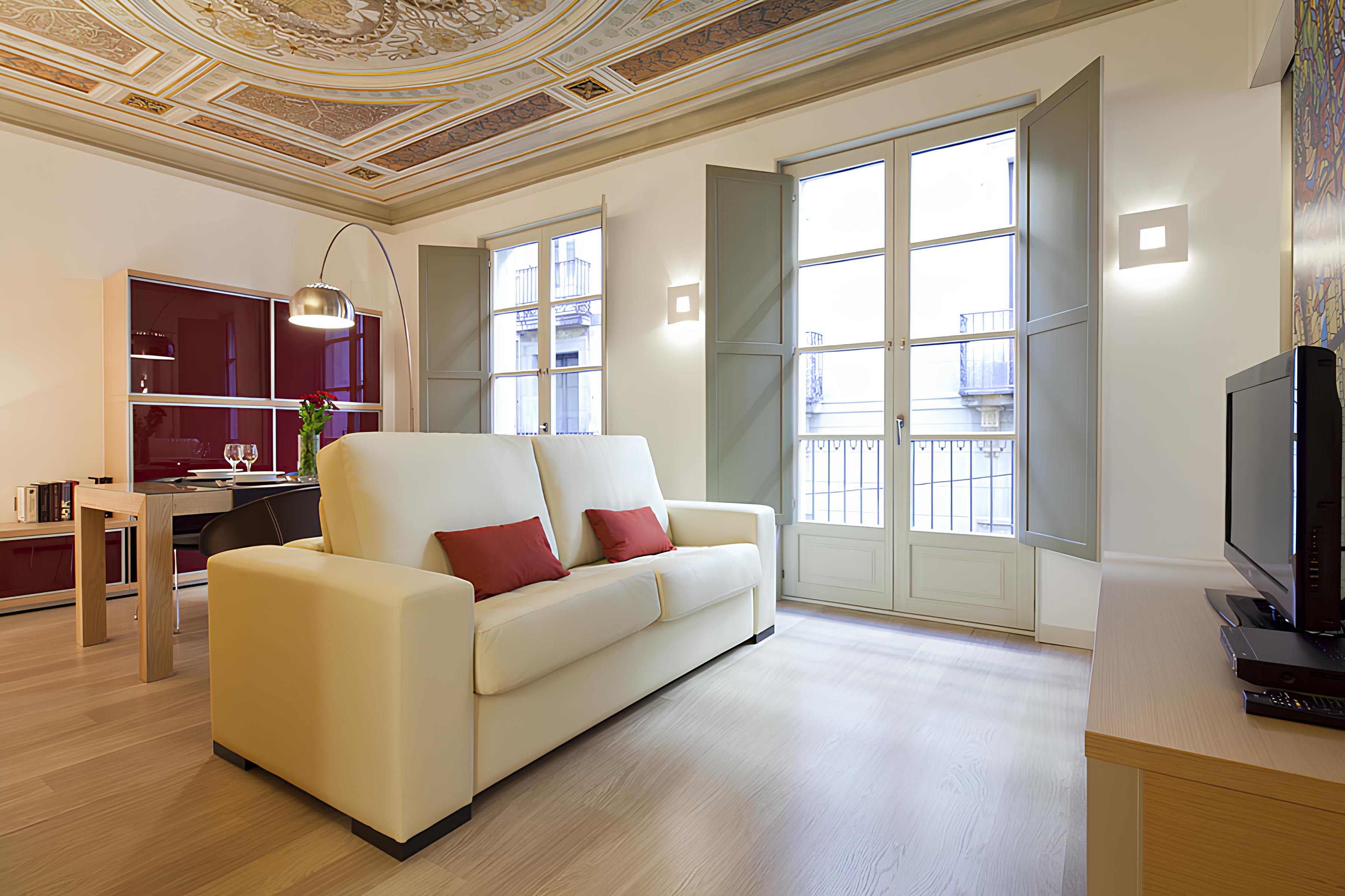 Villa Esmeralda Mirador Sant Pere: Luxury 2-Bedroom Apartment with Sea View and Spa, Gothic Quarter Barcelona