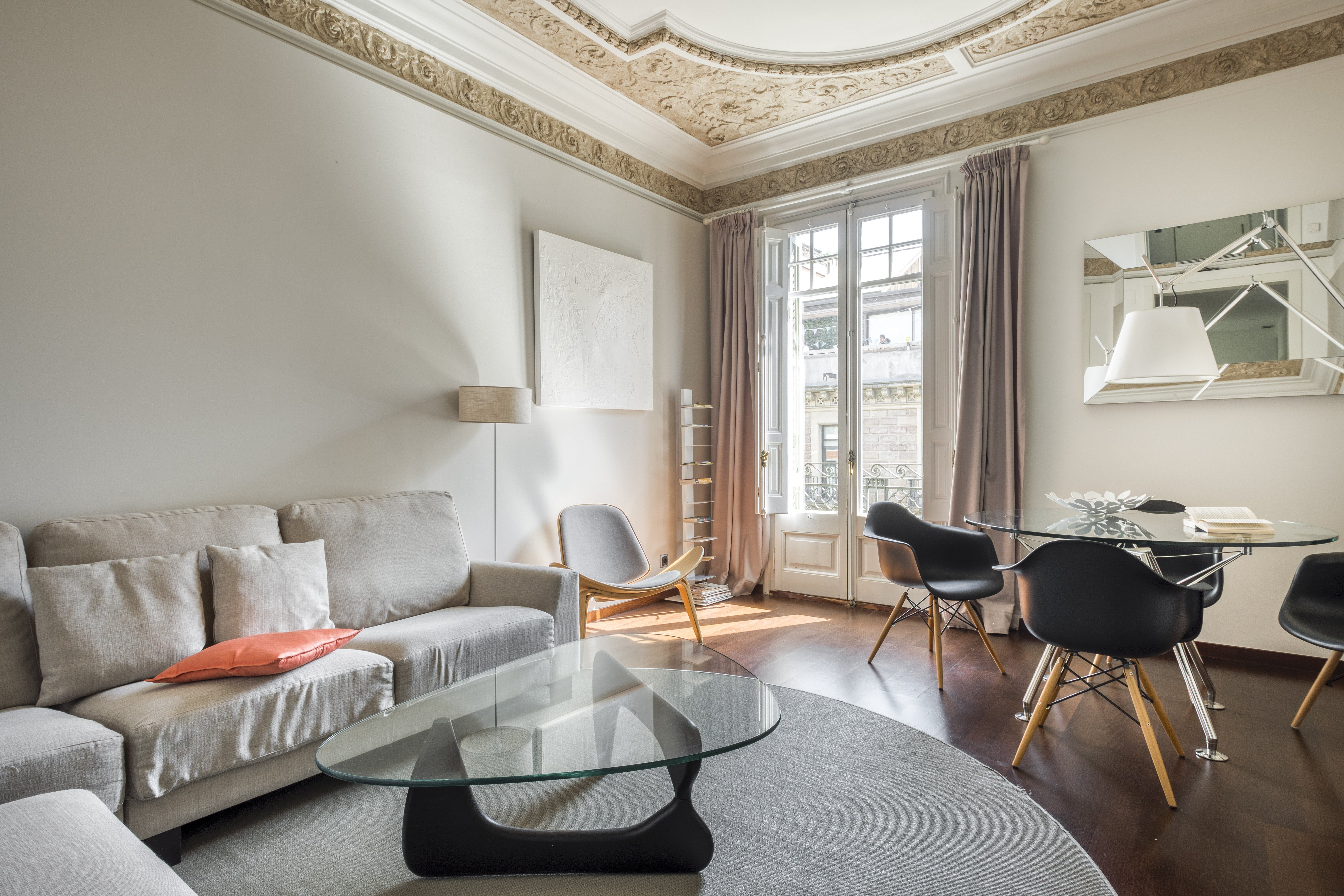 Villa Esmeralda Mirador Urquinaona Barcelona: Luxury 2-Bedroom Apartment with Air-Con and Family Amenities, Barcelona Eixample