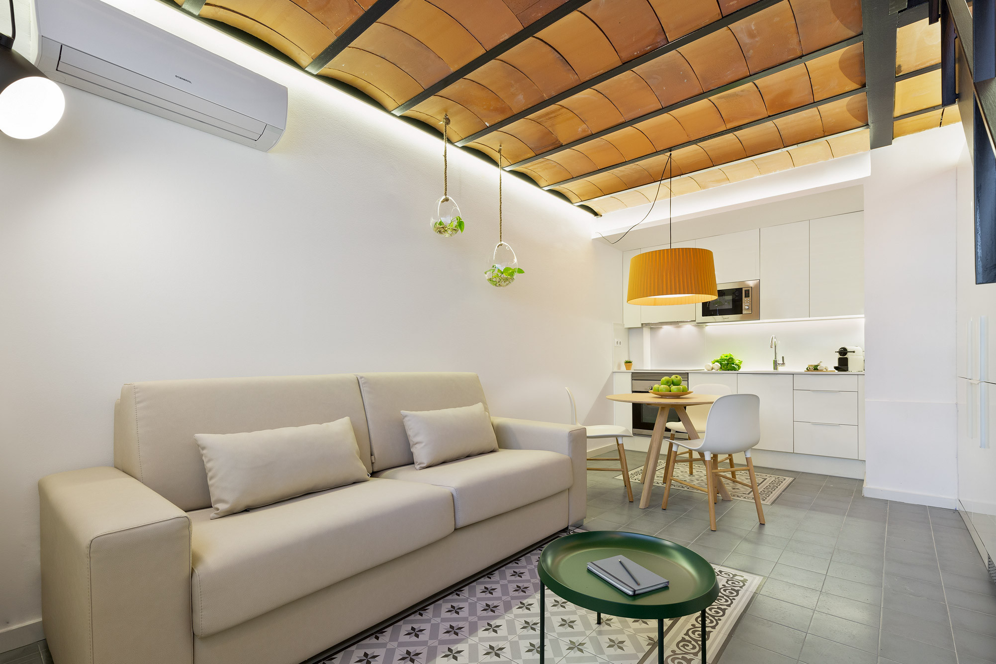 Villa Esmeralda Paral·lel Barcelona: Chic 1-Bedroom Apartment with Sea View and Spa Amenities in El Poble-Sec