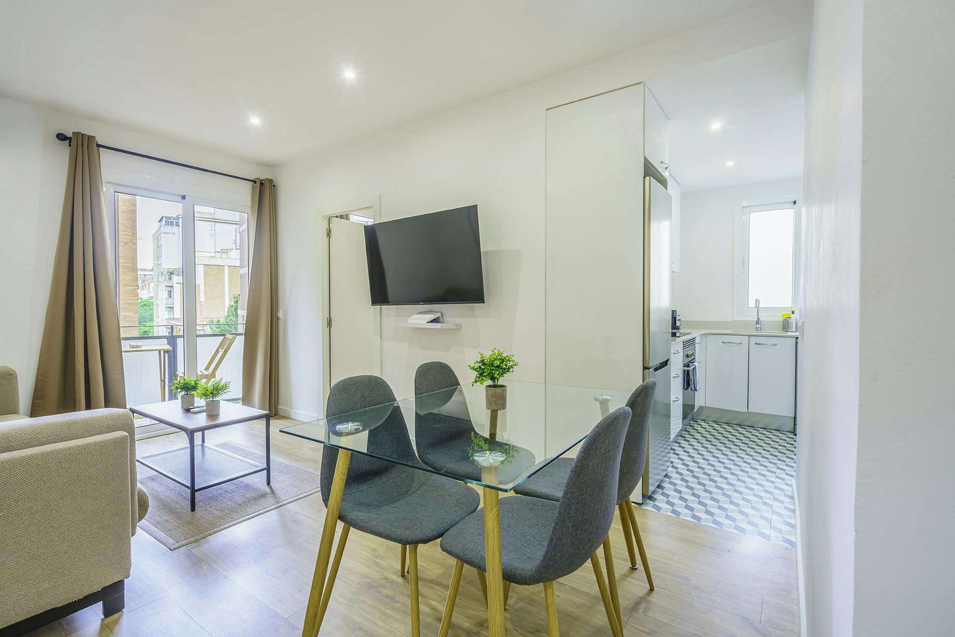 Villa Esmeralda Pedralbes Barcelona: Elegant 3-Bedroom Townhouse with Spa and Air-Con in Sants-Les Corts, Barcelona