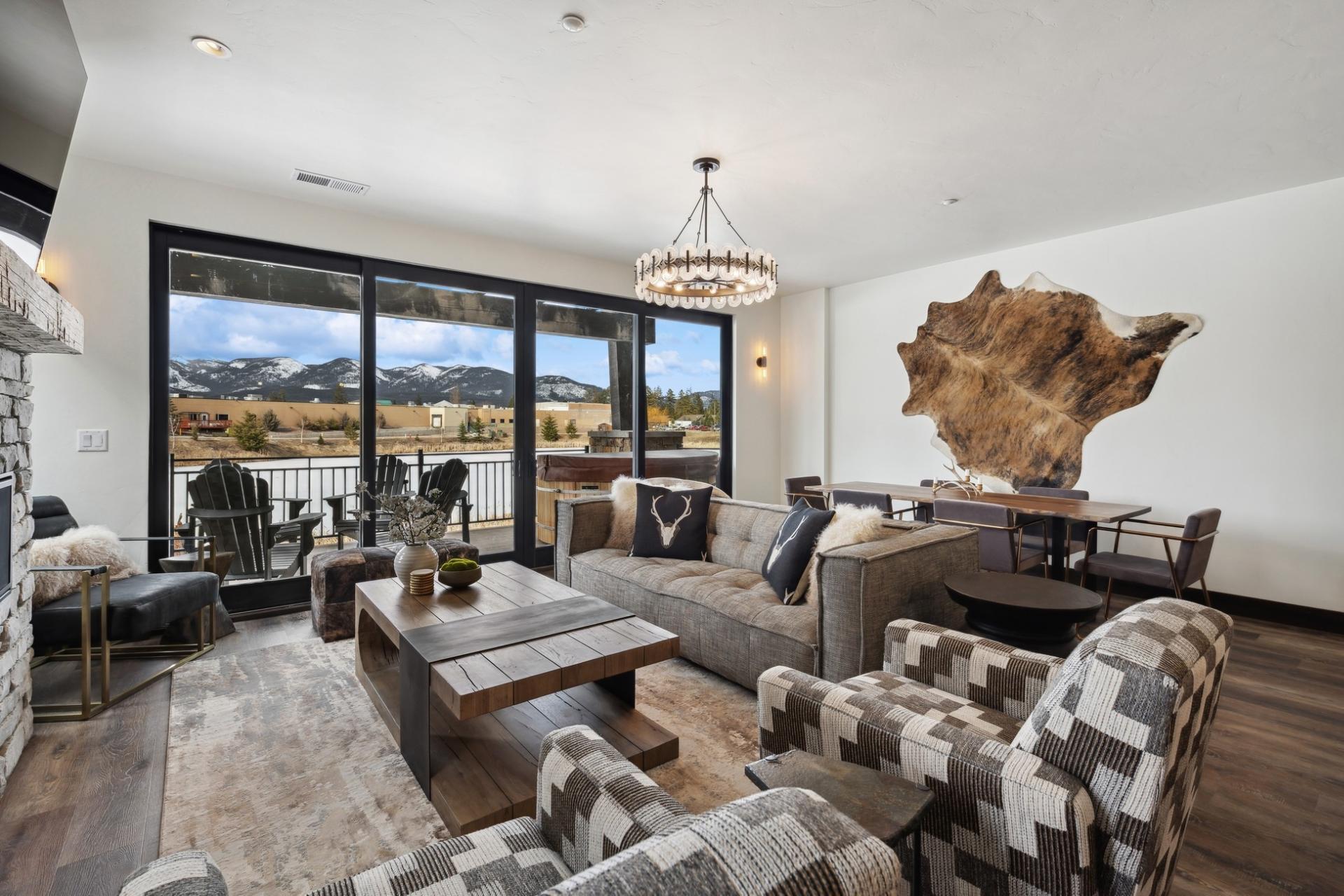Villa Favonio Bigfork Flathead: Luxury 3-Bedroom Ski Chalet with Hot Tub and Fireplace, Flathead County