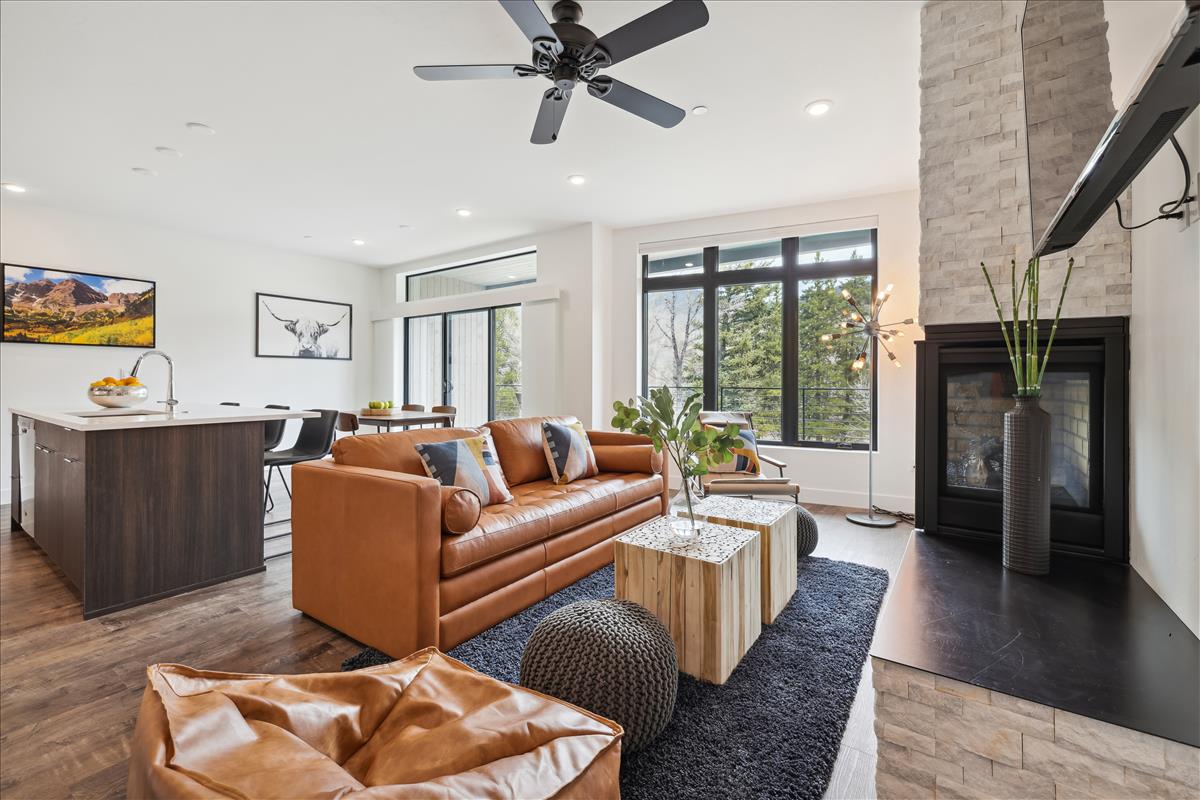 Villa Favonio Blue River Dillon: Luxury 2-Bedroom Villa with Hot Tub and Ski Access, Dillon