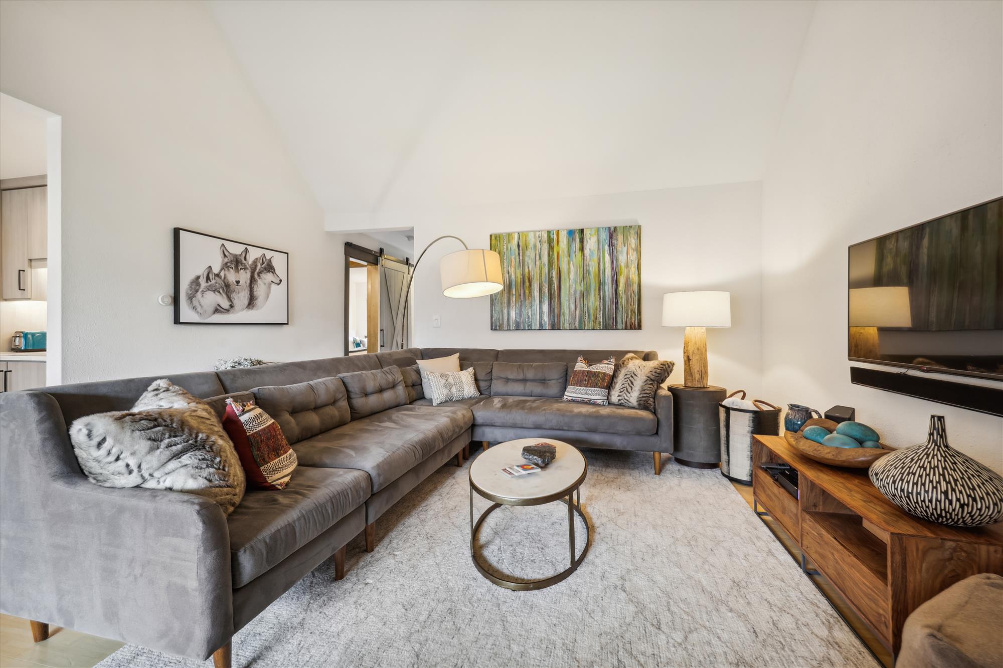 Villa Favonio Boreas Breckenridge: Luxury 2-Bedroom Apartment with Fireplace and Hot Tub, Breckenridge
