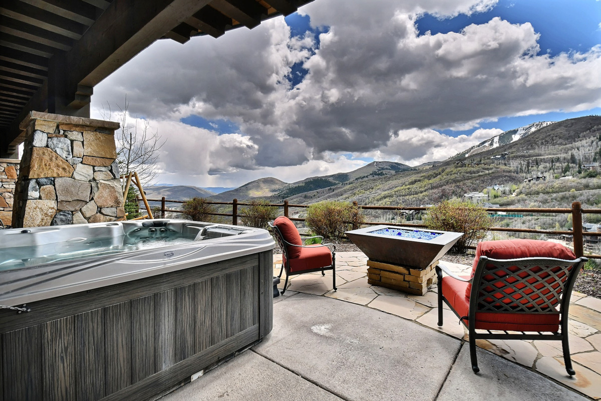 Villa Favonio Empire Deer Valley Park City: Luxury 4-Bedroom Villa with Hot Tub and Ski Access, Park City