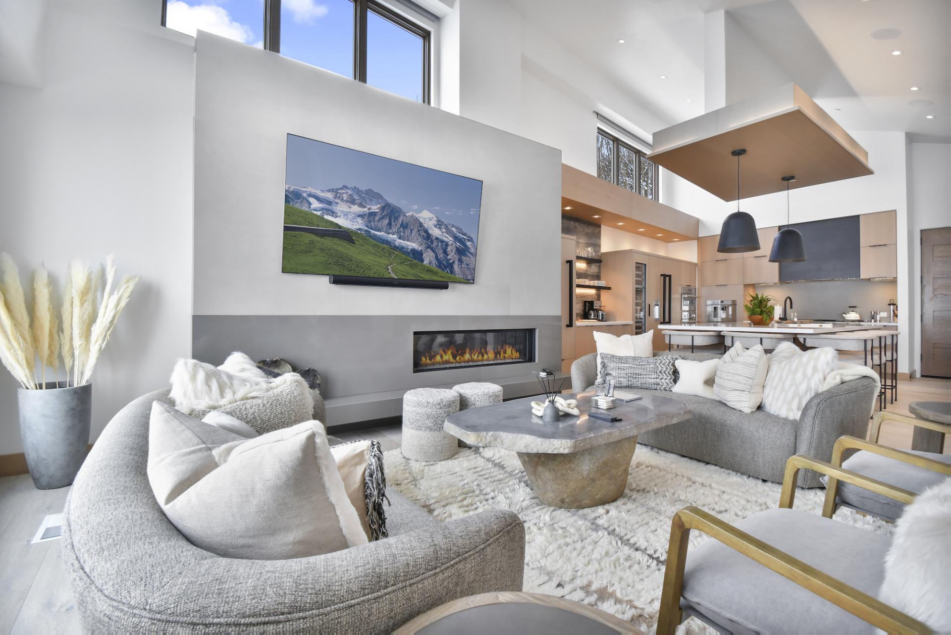 Villa Favonio Empire King’s Crown Park City: Spacious 5-Bedroom Ski Chalet Rental with Hot Tub and Ski-In/Ski-Out Access, Park City