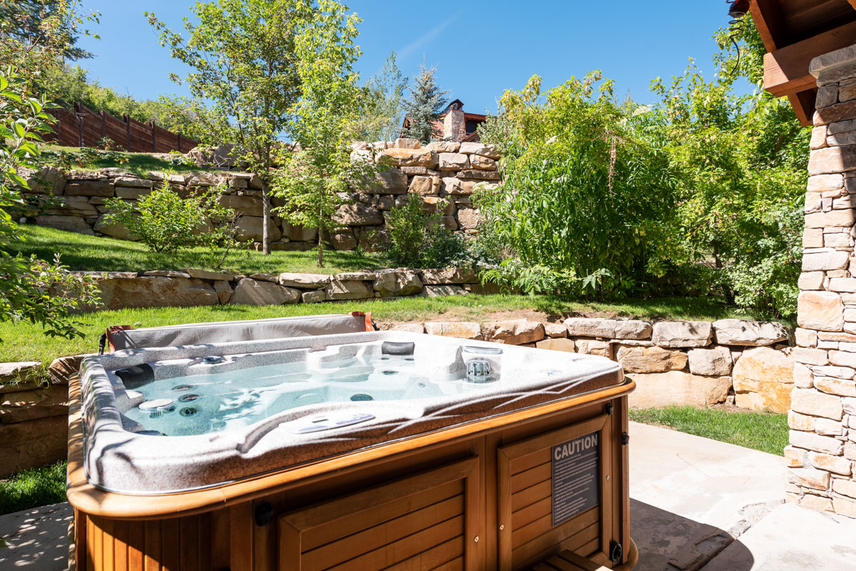 Villa Favonio Empire Park City: Luxury 4-Bedroom Villa with Hot Tub and Ski-In Ski-Out Access, Park City