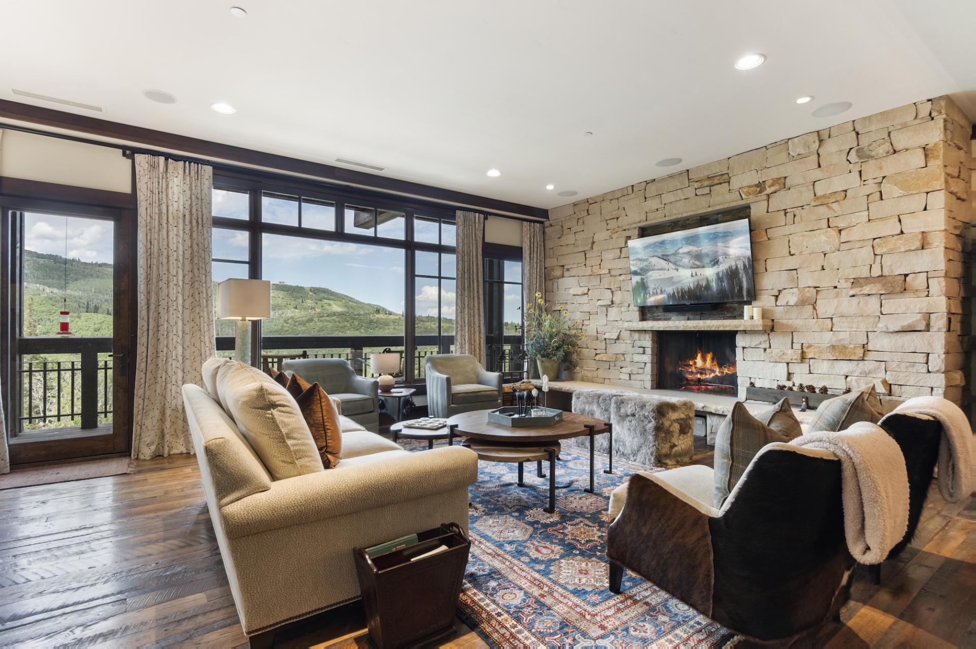 Villa Favonio Empire Pass Park City: Luxury 3-Bedroom Apartment with Hot Tub and Ski-In Ski-Out Access, Park City