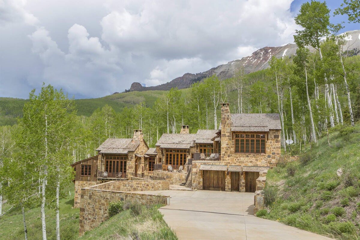 Villa Favonio Jud Wie: Luxury 4-Bedroom Villa with Hot Tub and Fireplace, Mountain Village