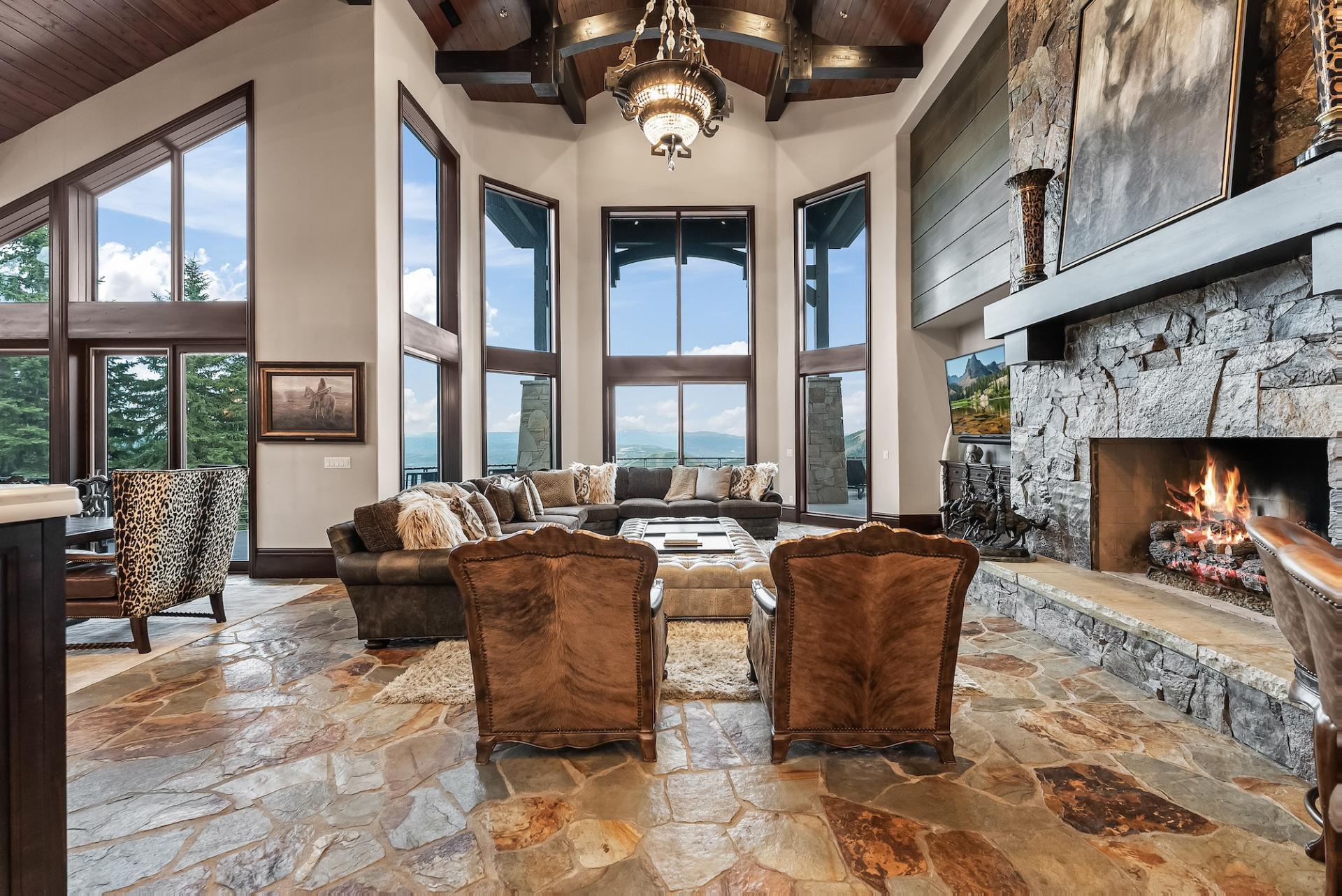 Villa Prasino Thaynes Canyon Park City: Luxury 7-Bedroom Villa with Ski-In Ski-Out Access and Hot Tub, Park City