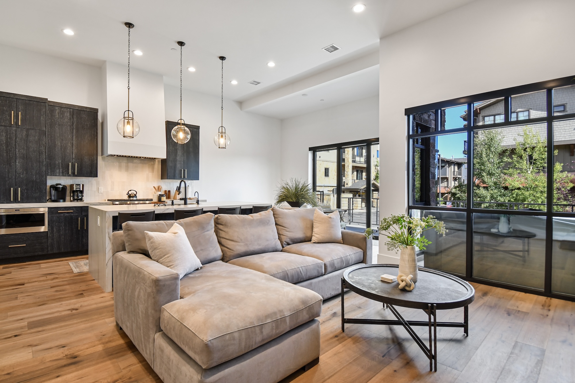 Villa Loggia Snowflower Park City: Charming 3-Bedroom Townhouse with Hot Tub and Fireplace, Park City