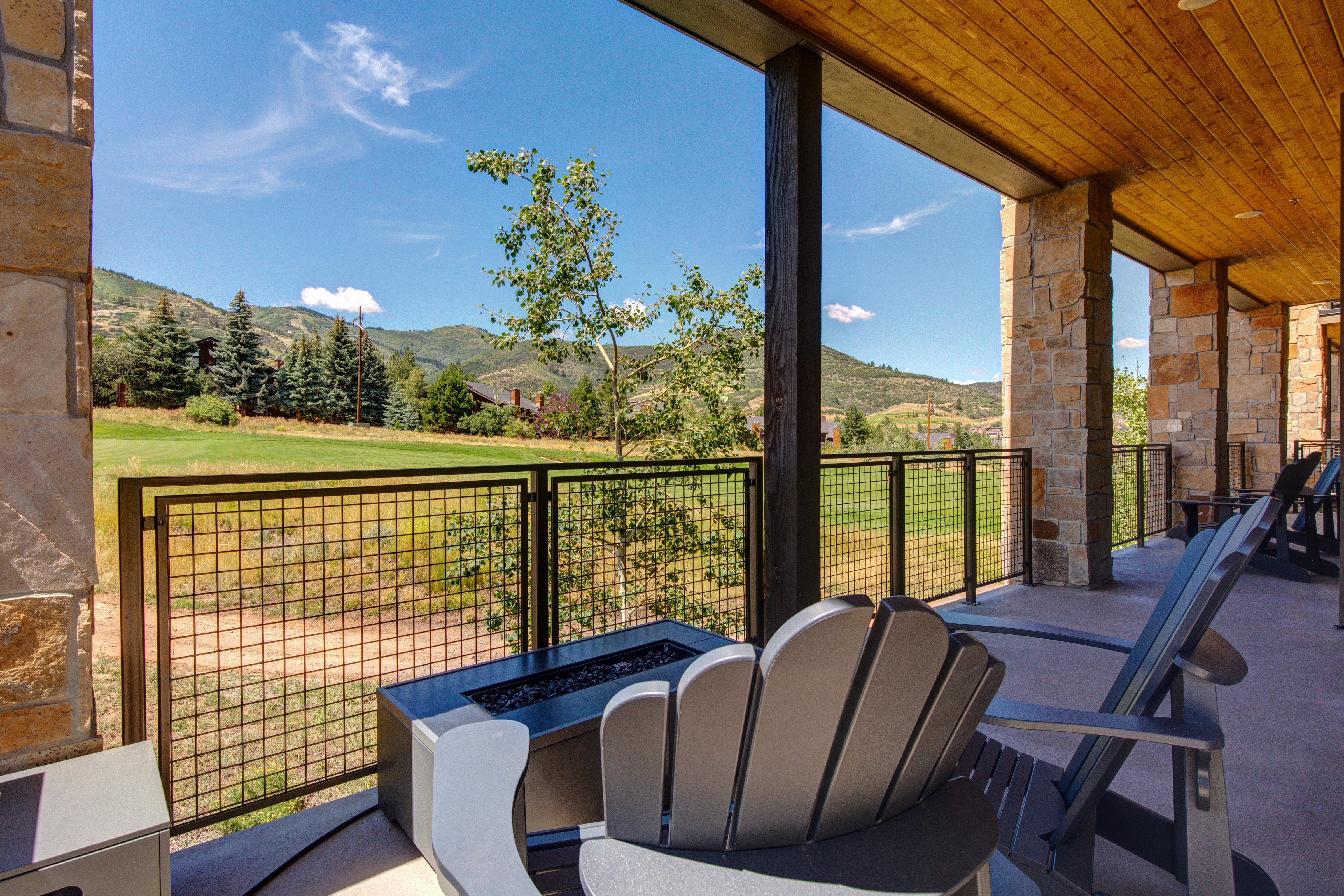 Villa Favonio McPolin Park City: Luxury 2-Bedroom Villa with Hot Tub and Gym, Park City