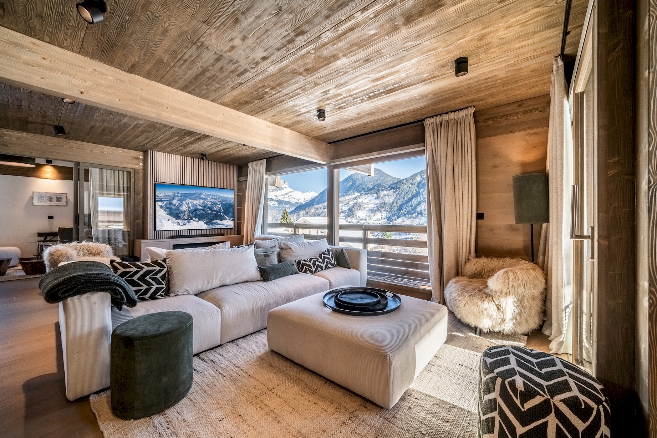 Villa Favonio Rochebrune Megève: Luxury 5-Bedroom Ski Chalet with Spa and Ski-In Ski-Out Access, Megève