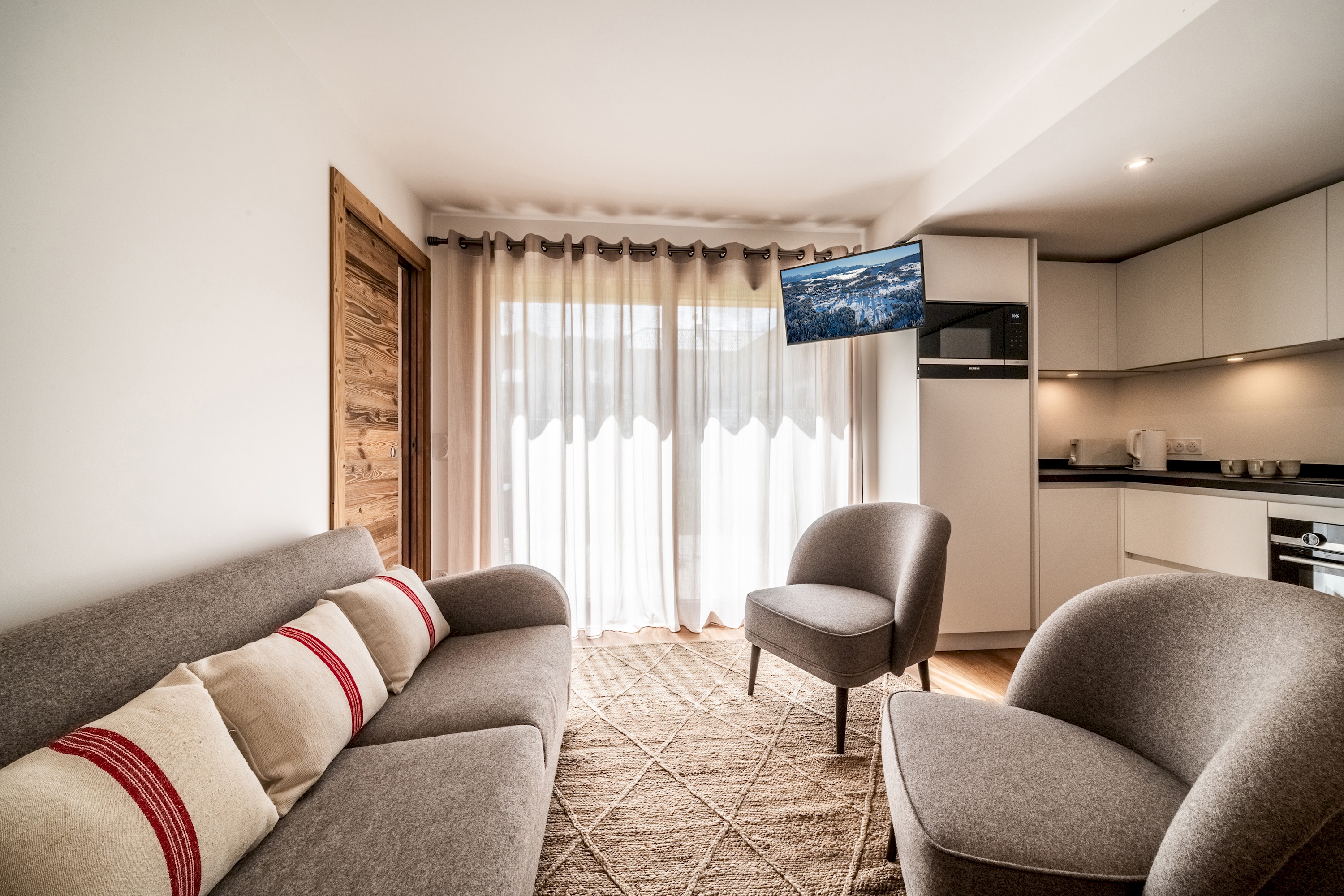 Villa Föhn Arolles Chavannes Les Gets: Charming 2-Bedroom Ski Chalet Rental with Hot Tub in Les Gets, Upper Savoy