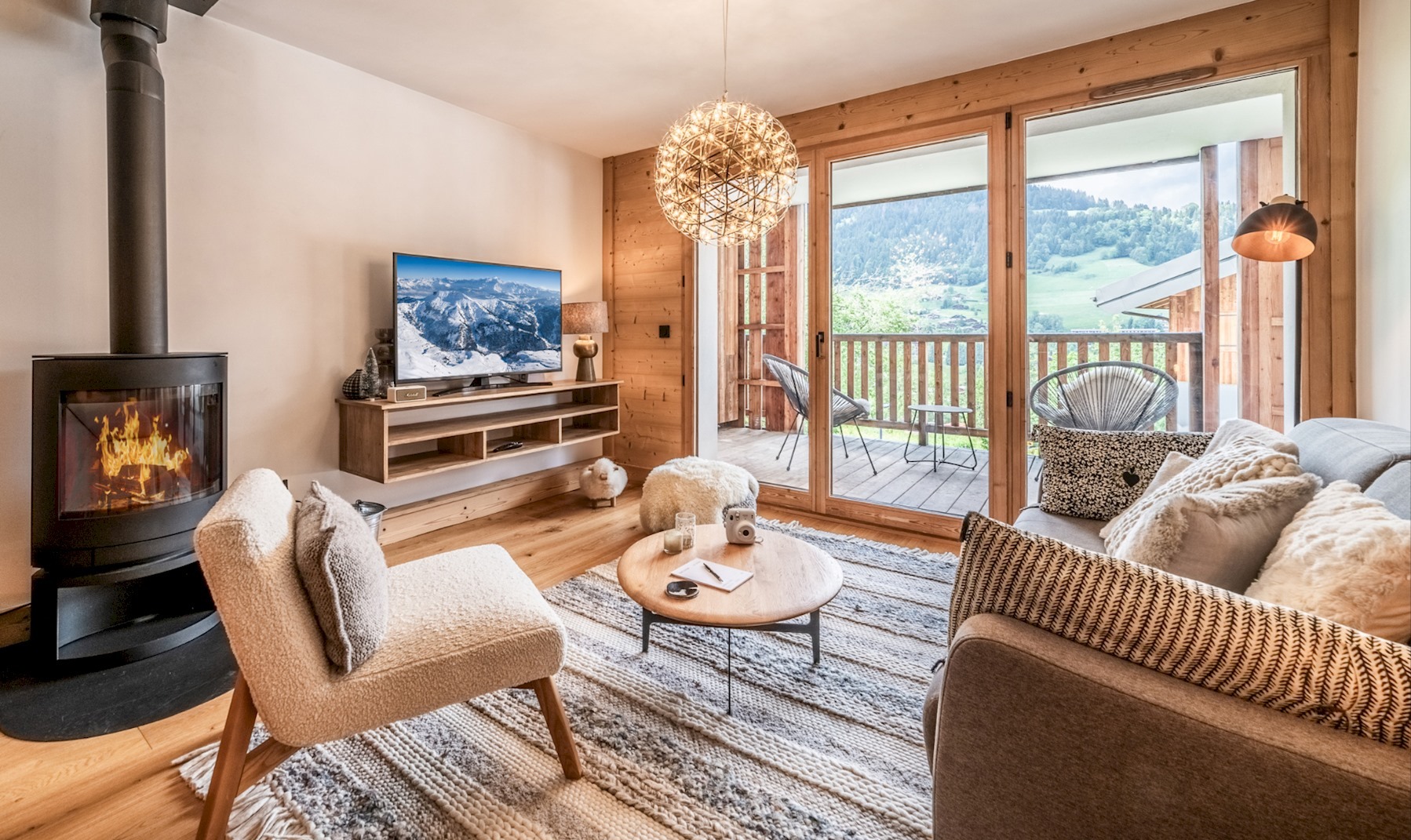 Villa Föhn Arolles Rochebrune Megeve: Luxury 2-Bedroom Apartment with Spa and Ski Access, Megève