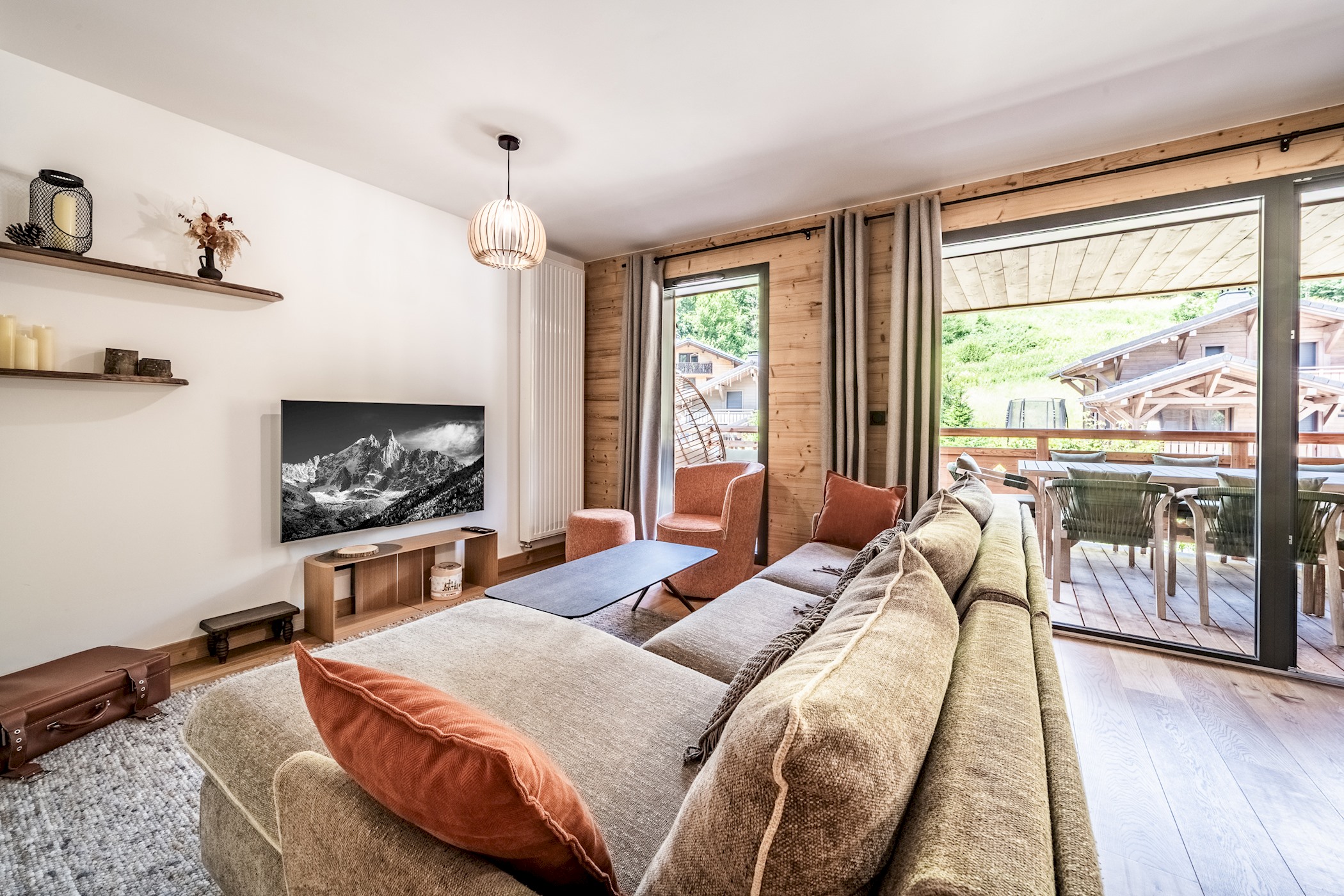 Villa Föhn Clairière Perrières Les Gets: Luxury 4-Bedroom Ski Chalet Rental with Private Parking in Upper Savoy