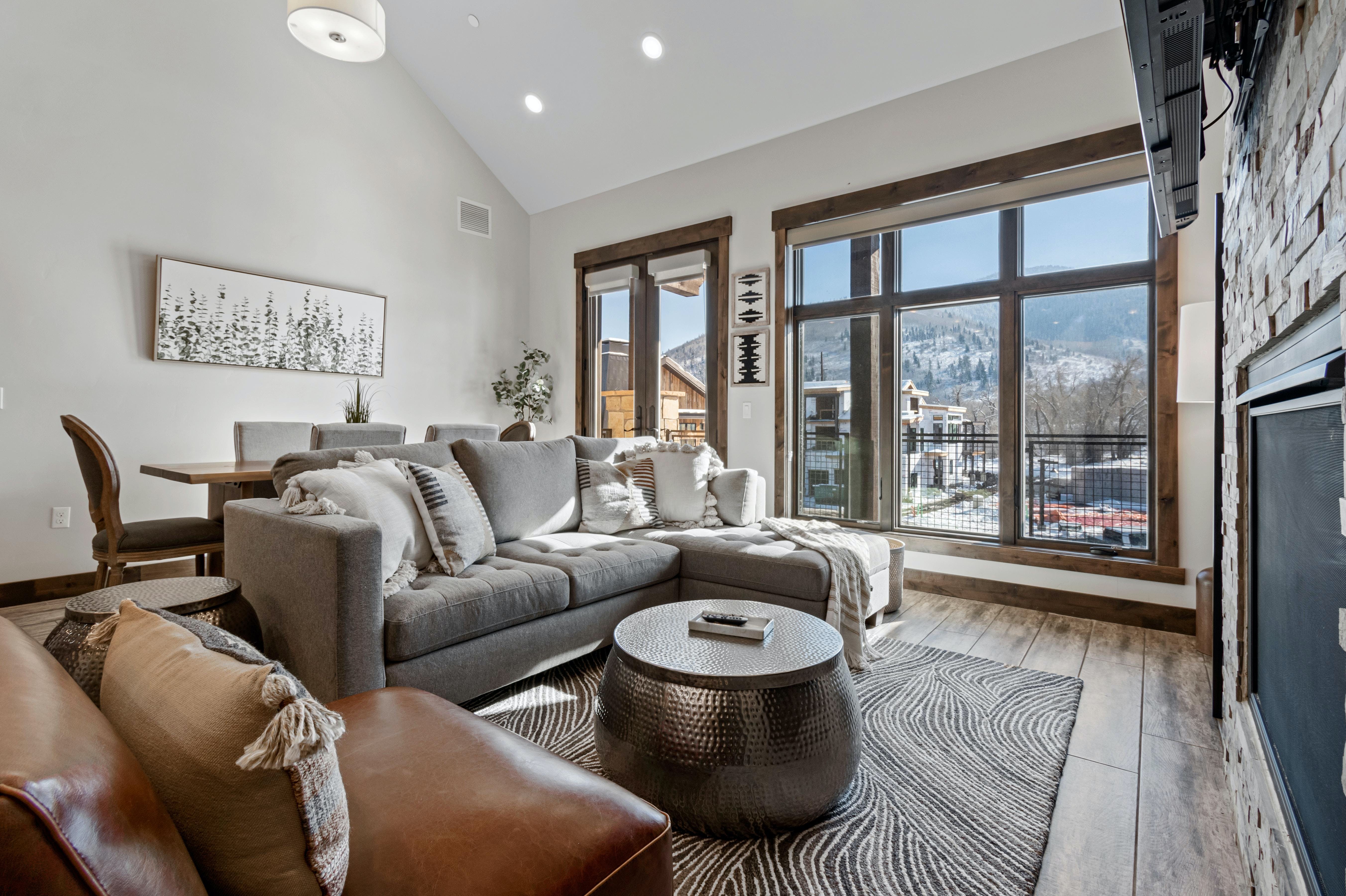 Villa Föhn McPolin Summit: Ski Chalet Rental Park City with Hot Tub, Gym, and Pool, 3 Bedrooms