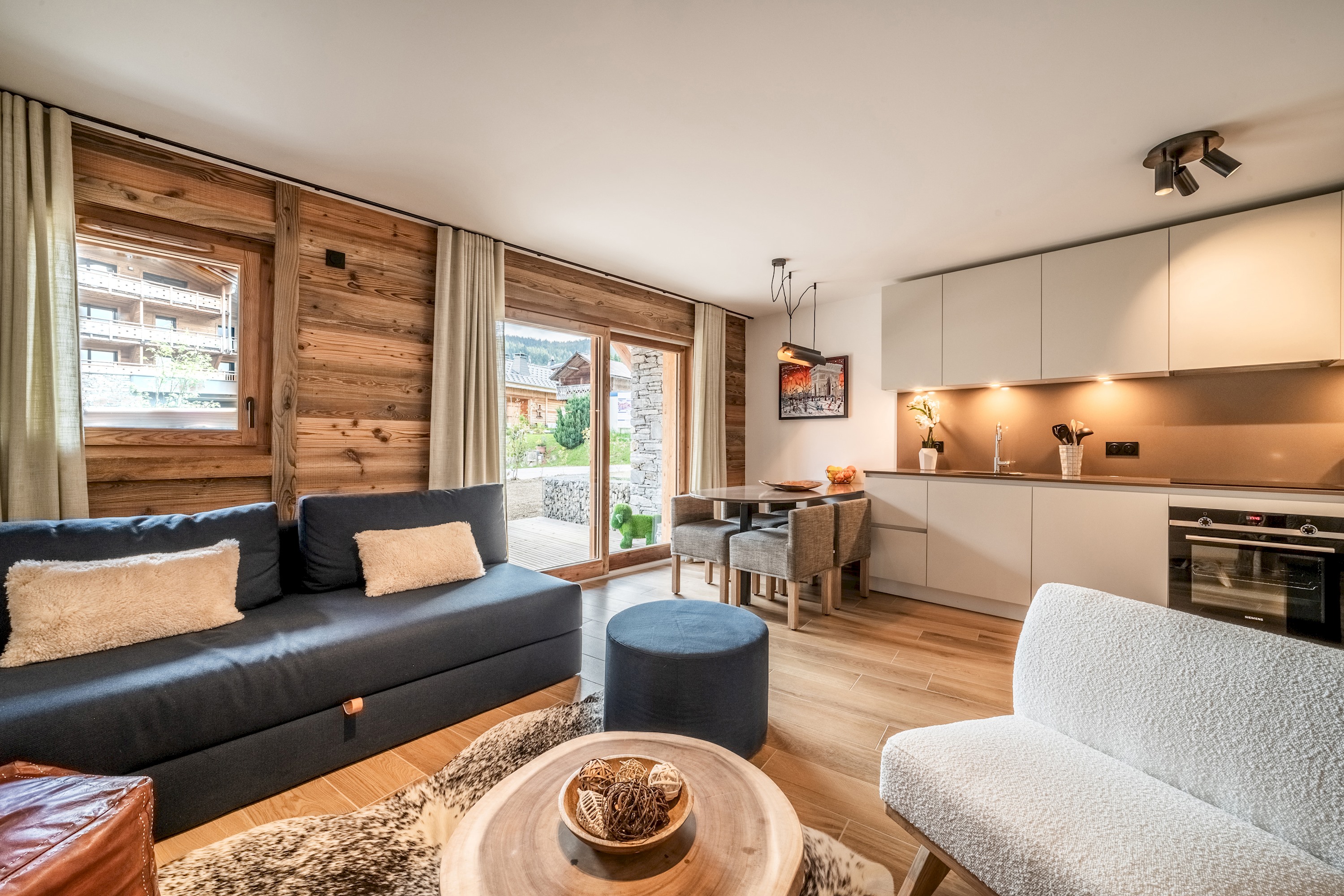 Villa Föhn Vallée de l’Envers Les Gets: Charming 2-Bedroom Ski Chalet Rental with Mountain Views, Les Gets