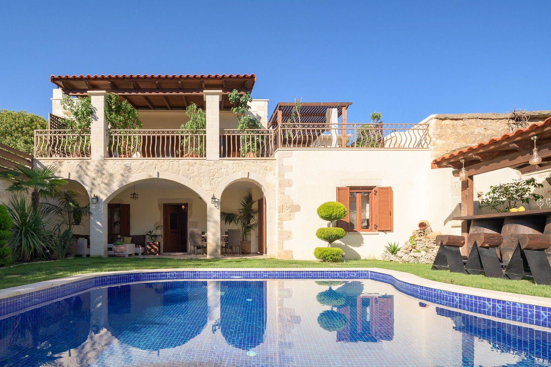 Villa Galazia Almyrida Kalyves: 4-Bedroom Villa with Heated Pool and Mountain Views near Kal