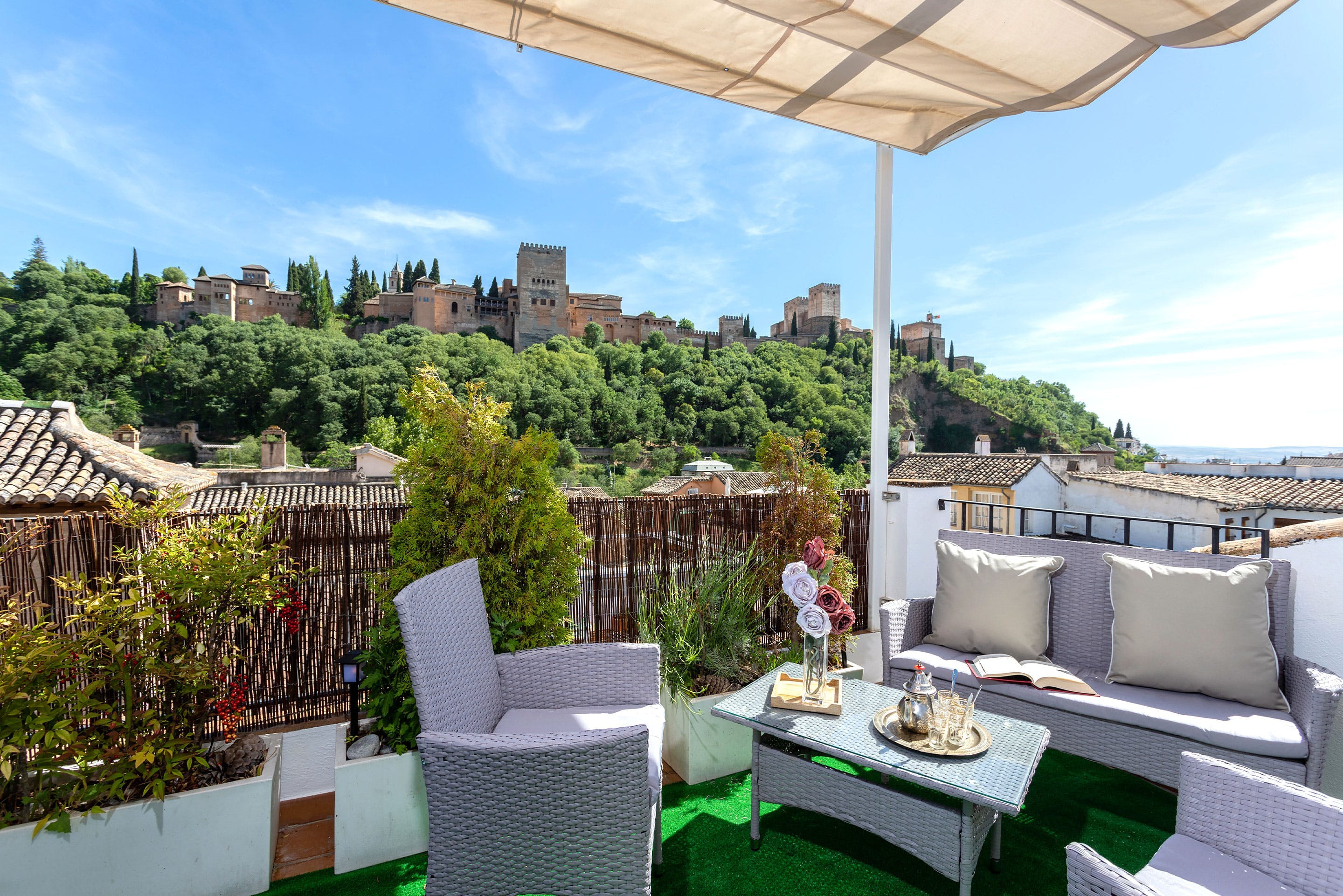 Villa Garbí Albaicín Granada: Luxury 3-Bedroom Apartment with Private Roof Terrace and Alhambra Views, Granada