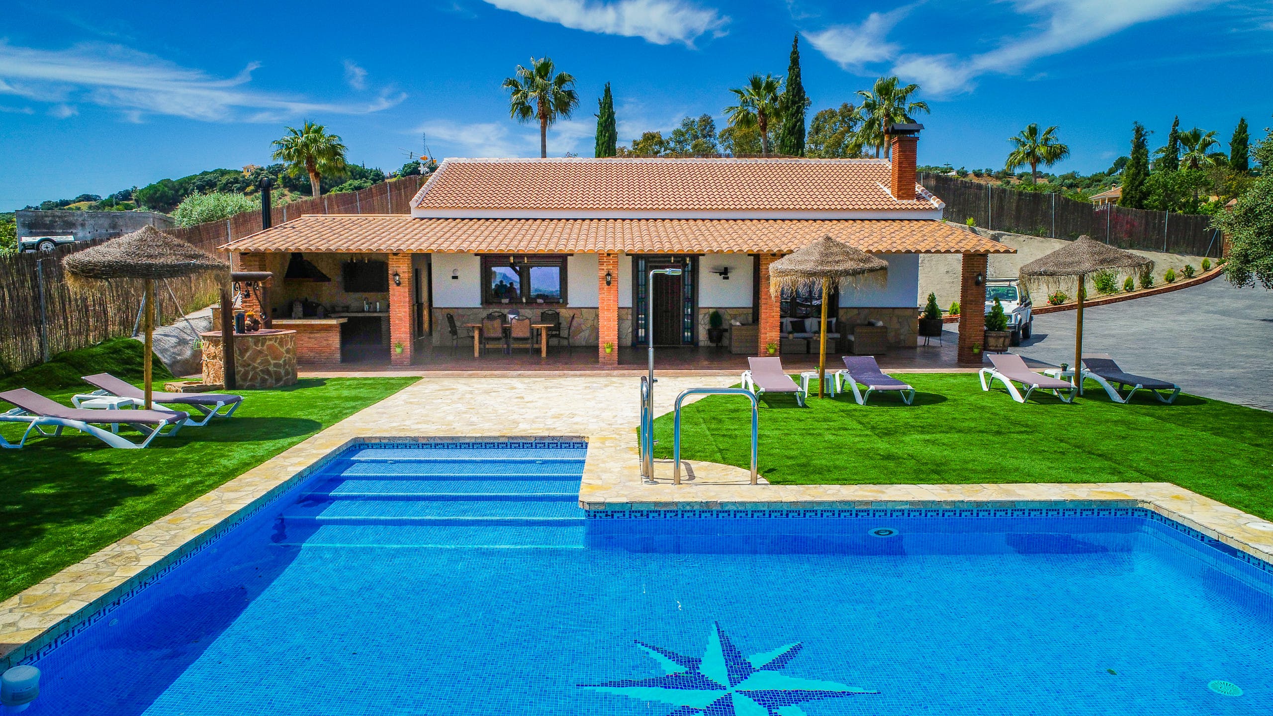 Villa Garbí Guadalhorce Alhaurín: Luxury 5-Bedroom Villa with Private Pool and Hot Tub, Valle del Guadalhorce