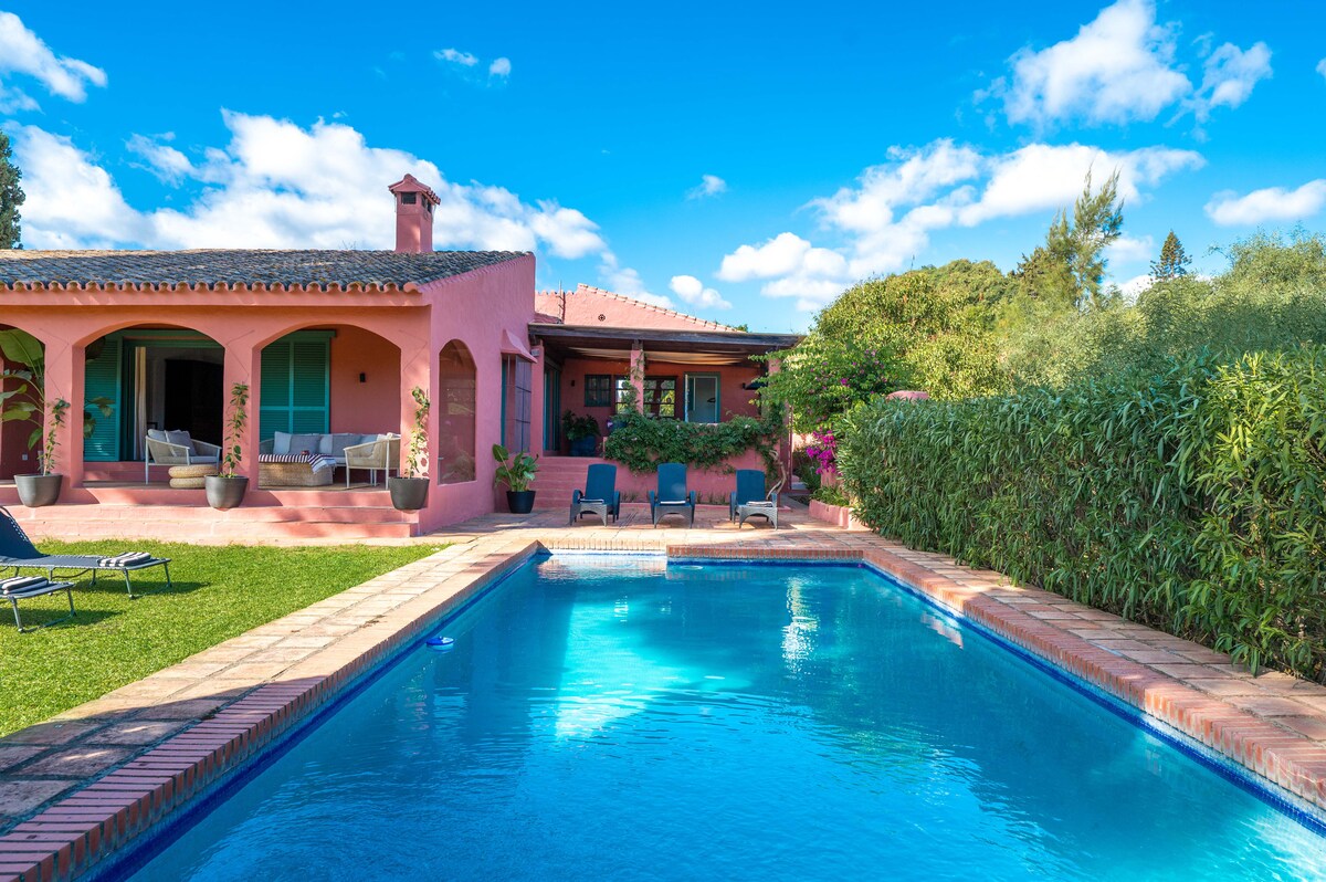 Villa Garbí Guadalmina San Pedro: Luxury 4-Bedroom Villa with Private Pool and Sea Views, San Pedro de Alcántara