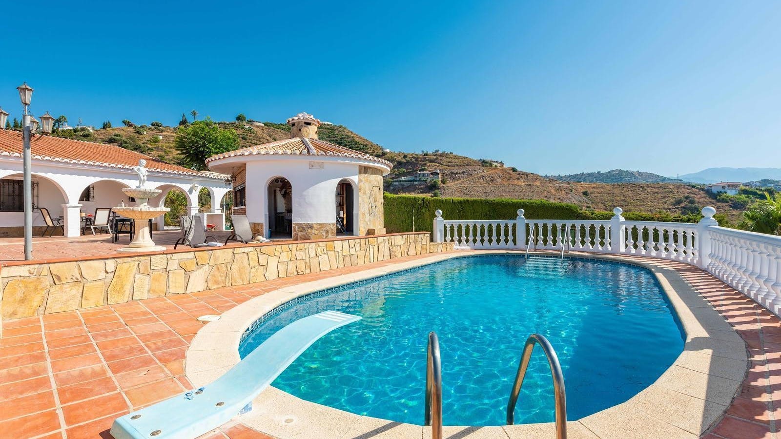 Villa Siroco ElPlayazo Nerja: Luxury 3-Bedroom Apartment with Private Pool and Sea Views, Nerja