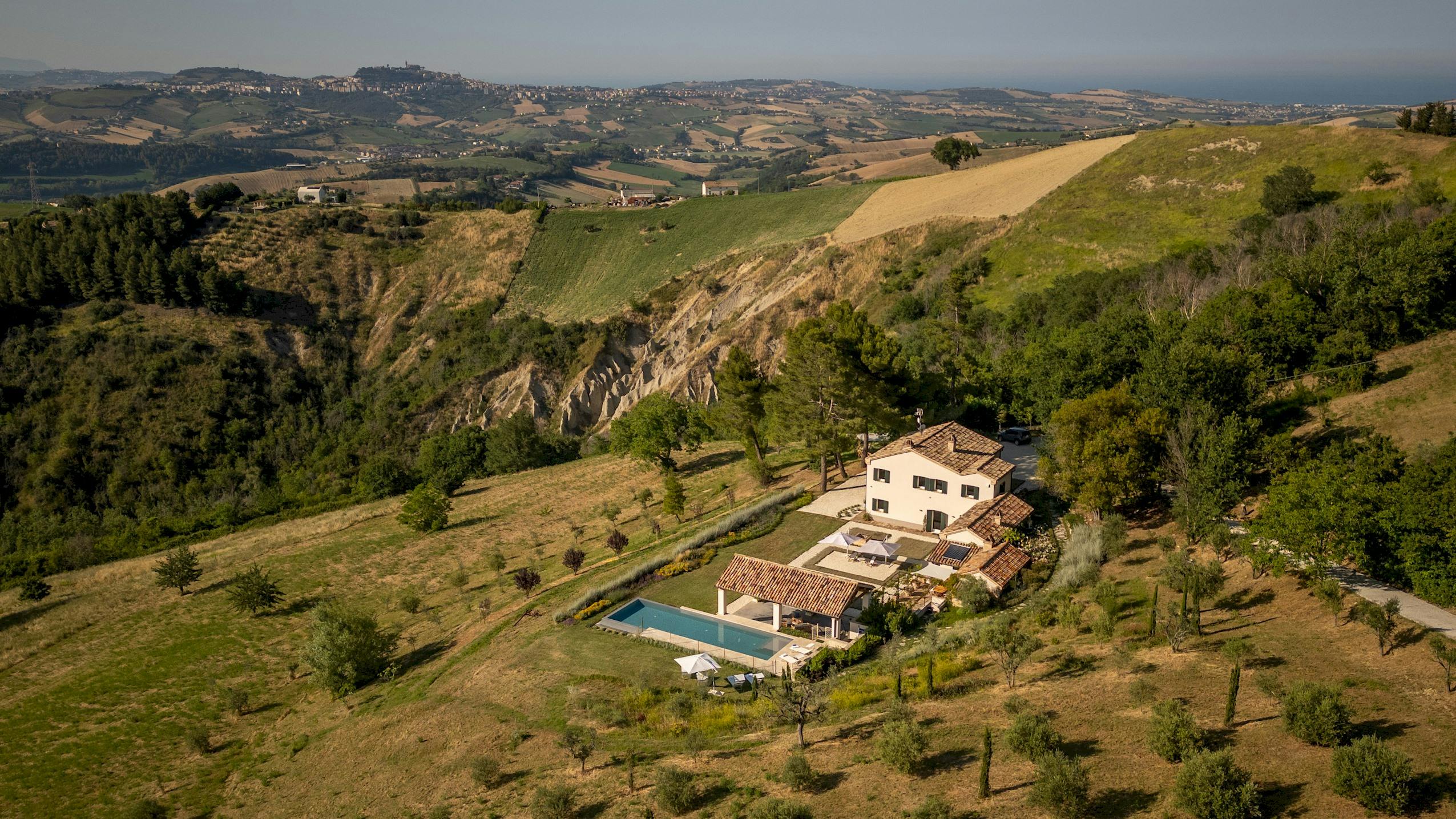 Villa Garbino Campiglione Monterubbiano: Luxury 4-Bedroom Villa with Infinity Pool and Spa, Marche Italy