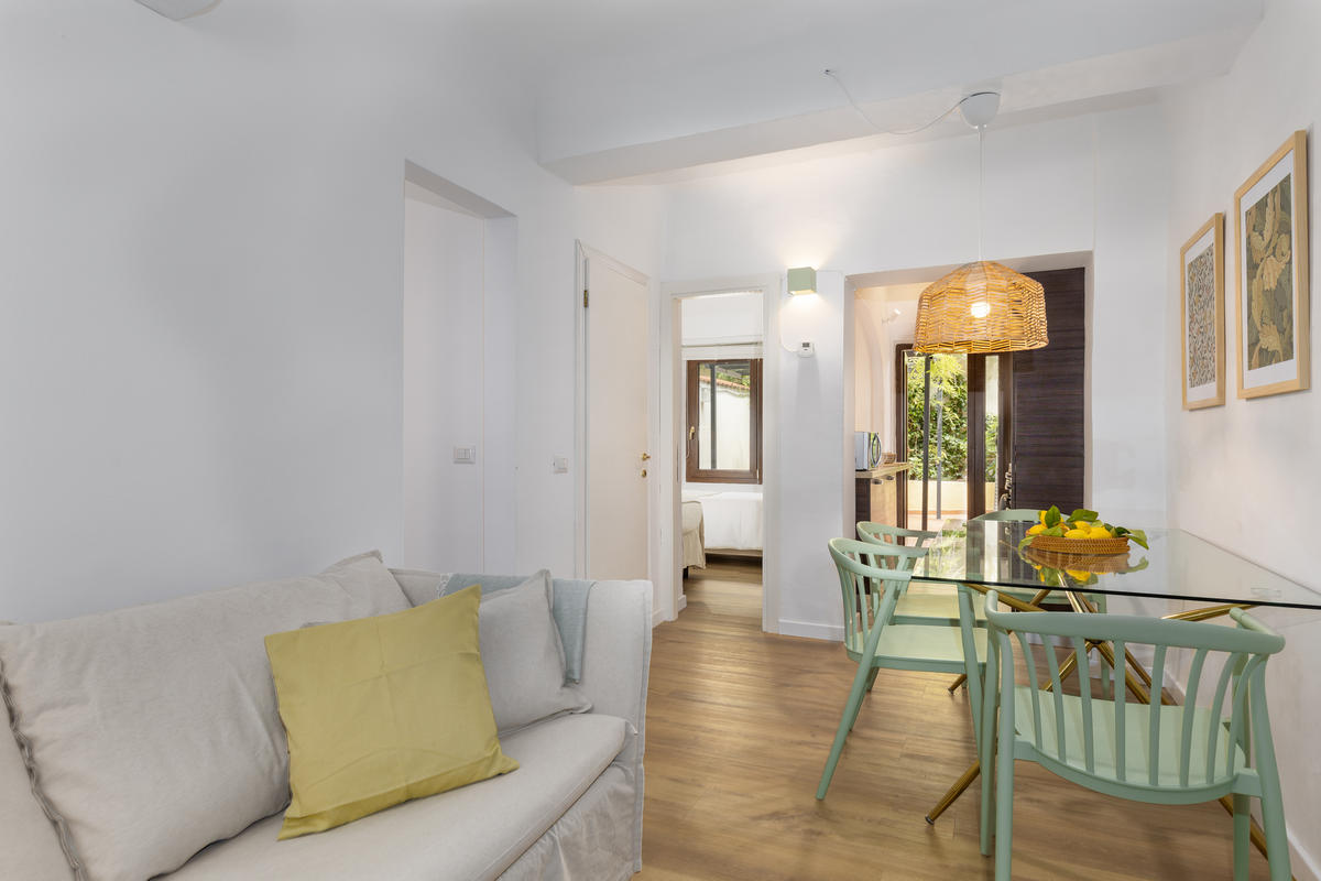 Villa Garbino San Marco Firenze: Charming 3-Bedroom Apartment with Spa and Air-Con, Accademia Florence