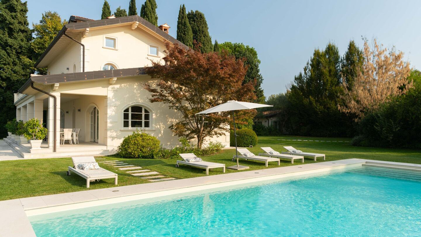 Villa Garbino San Zeno Brescia: Luxury 5-Bedroom Villa with Spa and Lake Views, Brescia