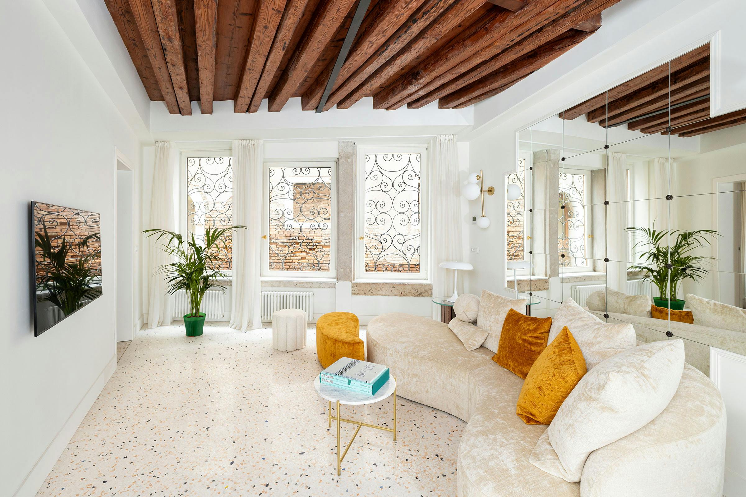Villa Garbino Sant’Angelo Venezia: Luxury 2-Bedroom Apartment with Canal Views and Air-Con, Venice San Marco