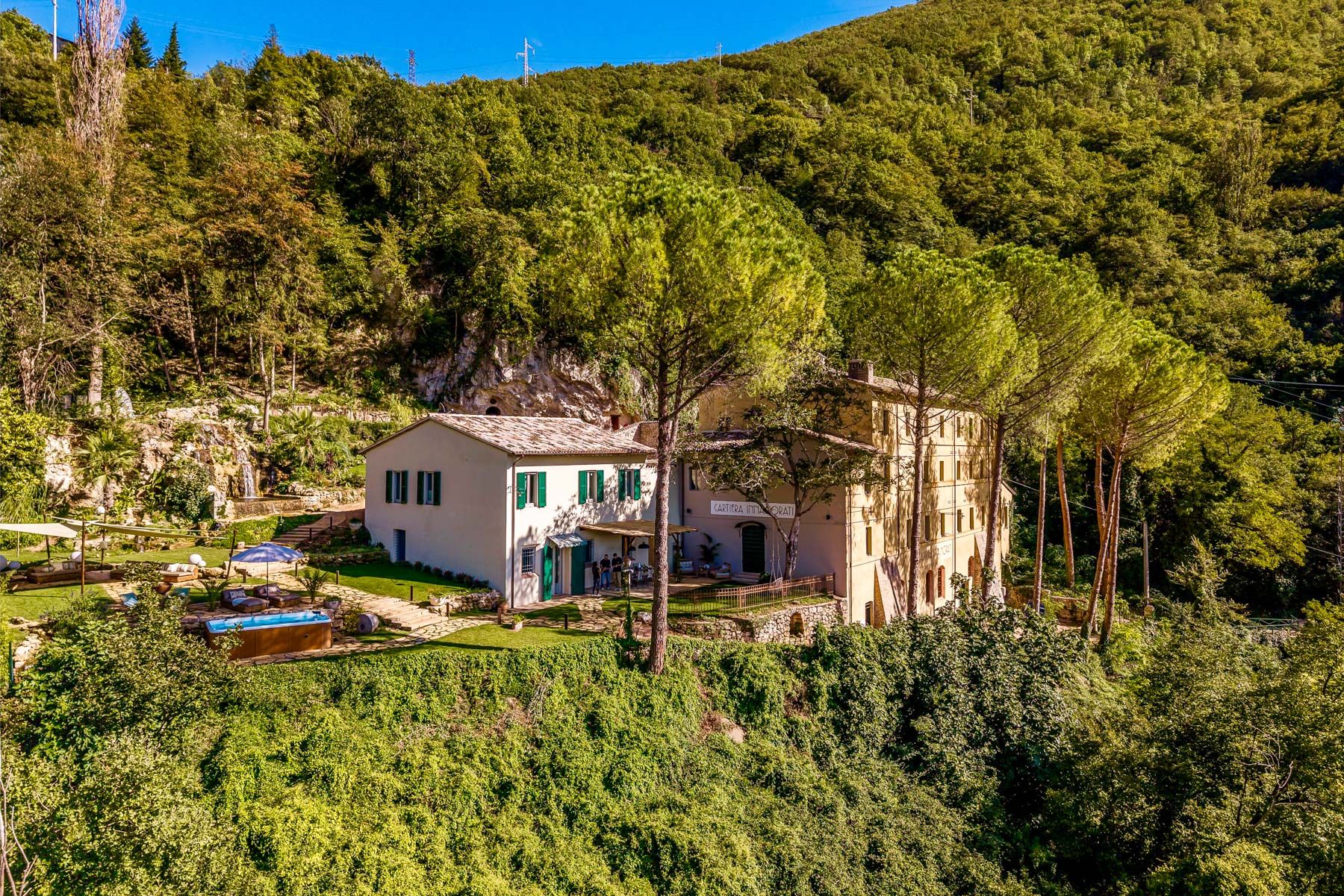 Villa Gelsomino Turrita Pale: 3-Bedroom Hillside Retreat with Hot Tub, Spa & Mountain View