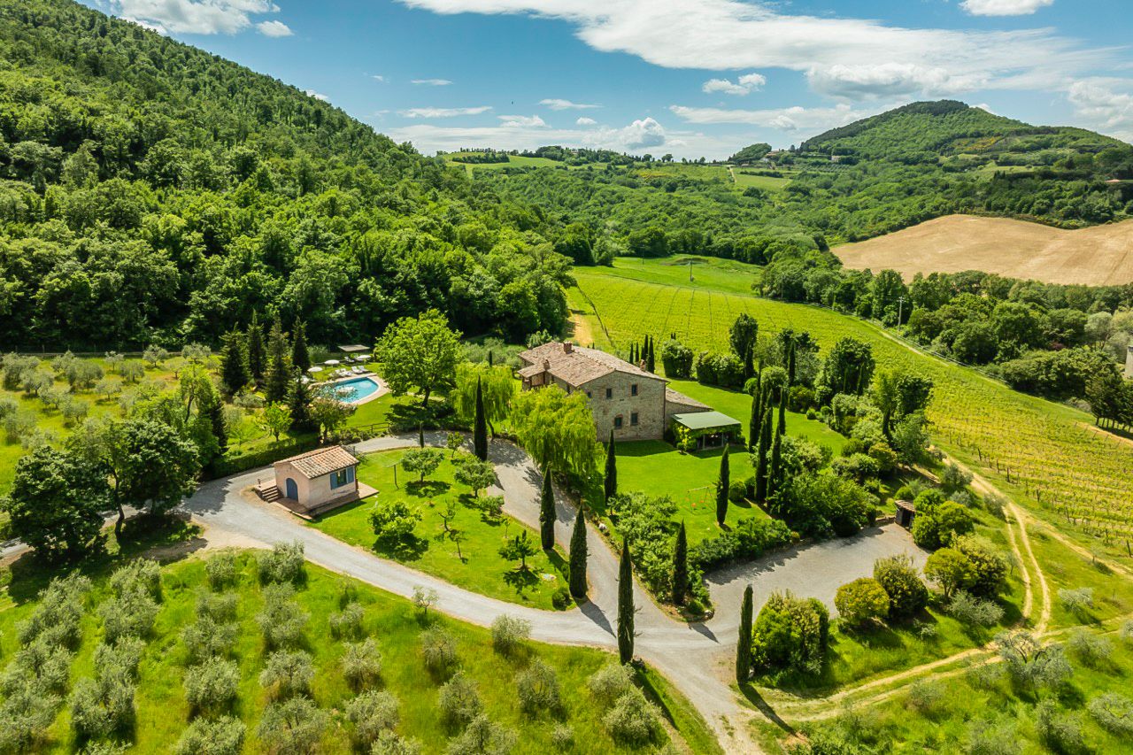 Villa Ginepro Gracciano Montepulciano: 6-Bedroom Tuscan Estate with Spa, Tennis Court & Vineyard Vi
